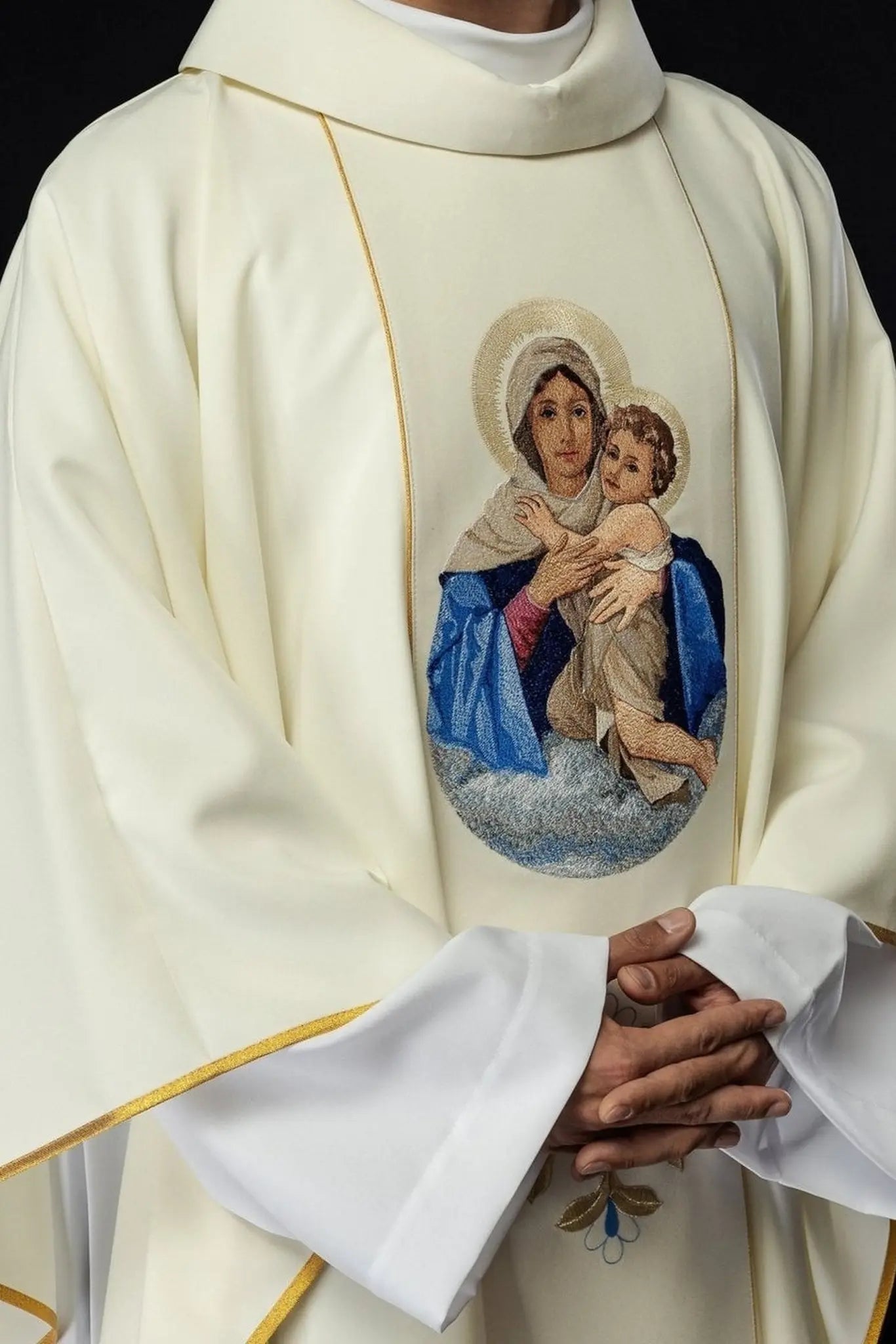 Casulla bordada con la imagen de Nuestra Señora y el Niño