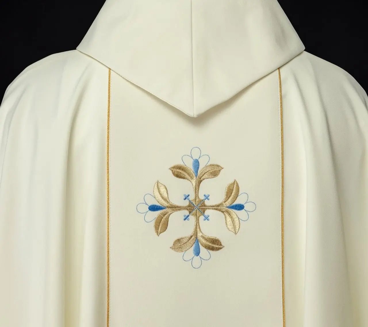 Casulla bordada con la imagen de Nuestra Señora y el Niño