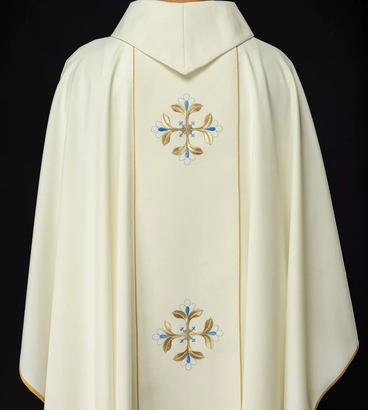 Casulla bordada con la imagen de Nuestra Señora y el Niño