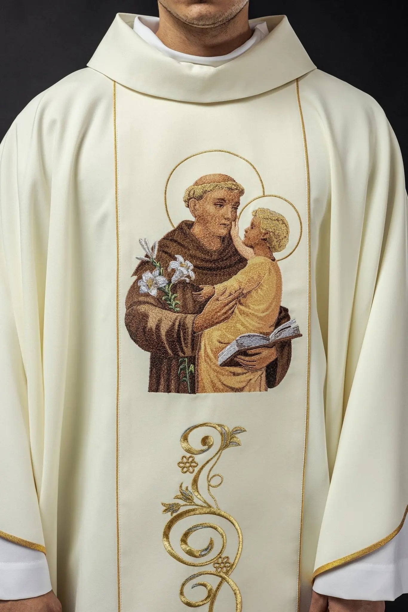 Casulla bordada con imagen de San Antonio