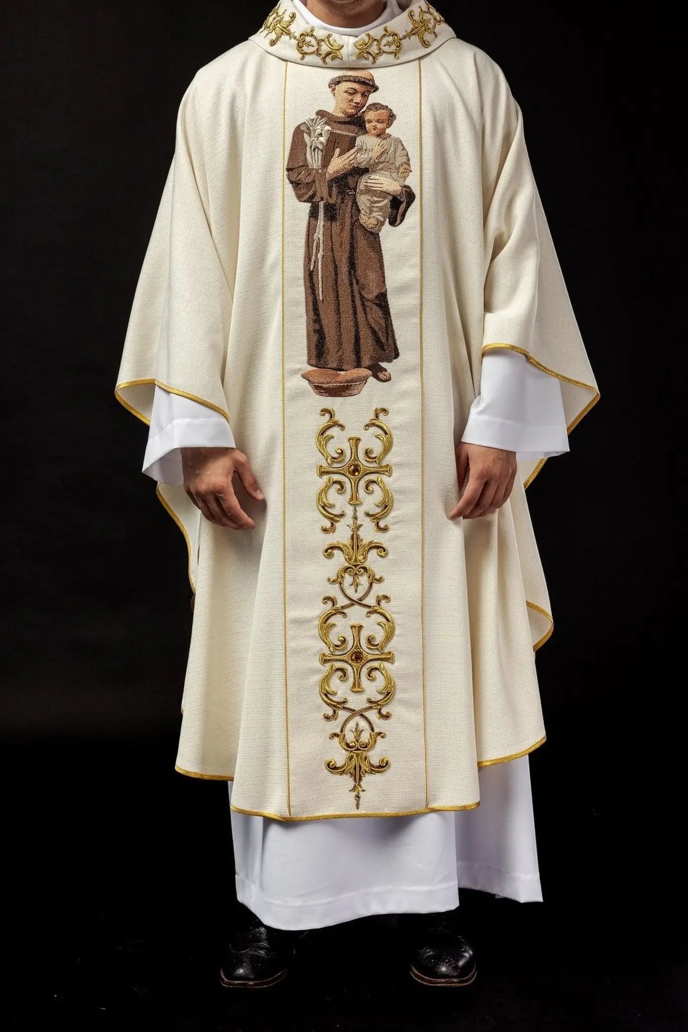 Casulla bordada con la imagen de San Antonio