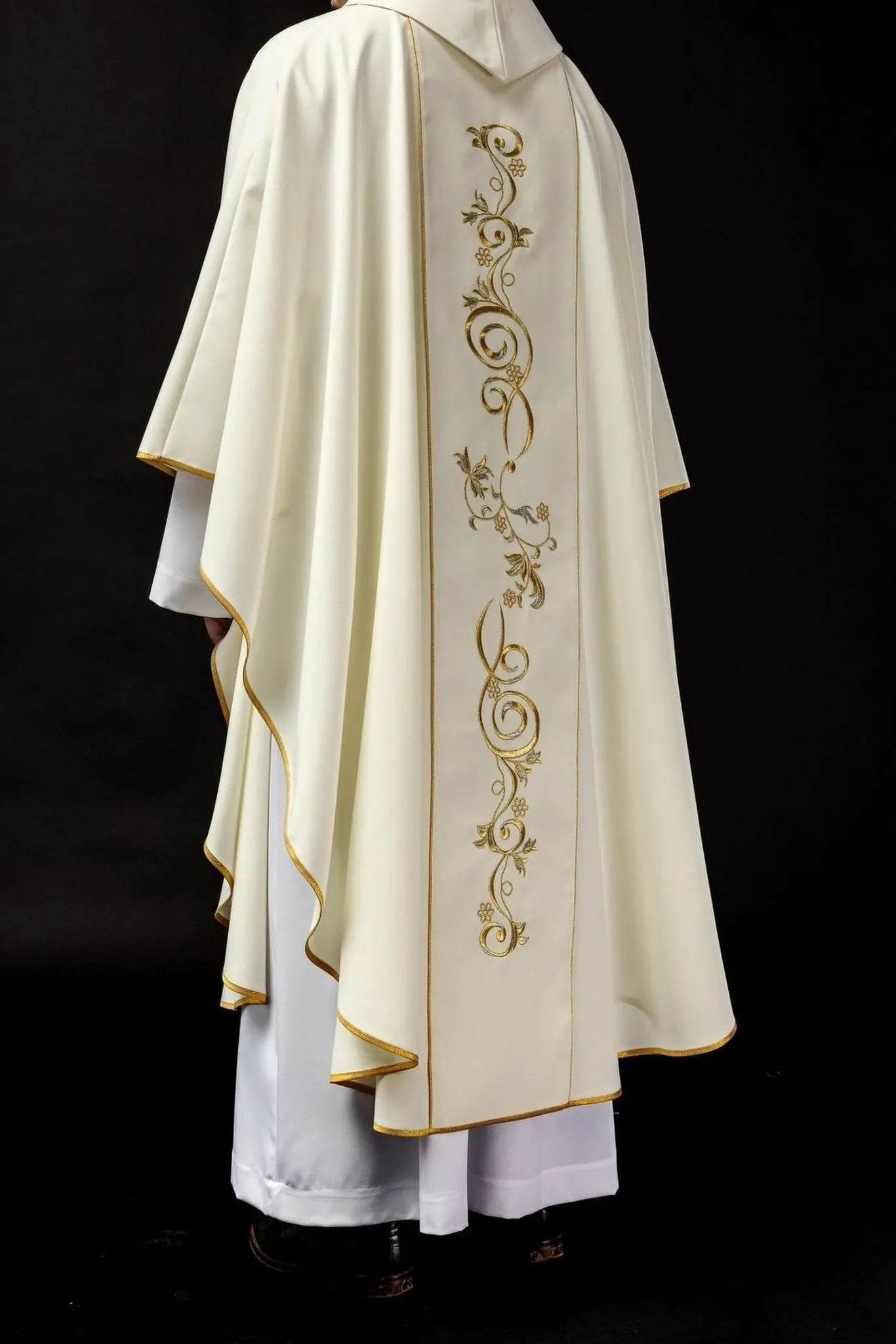 Casulla bordada con imagen de San Antonio