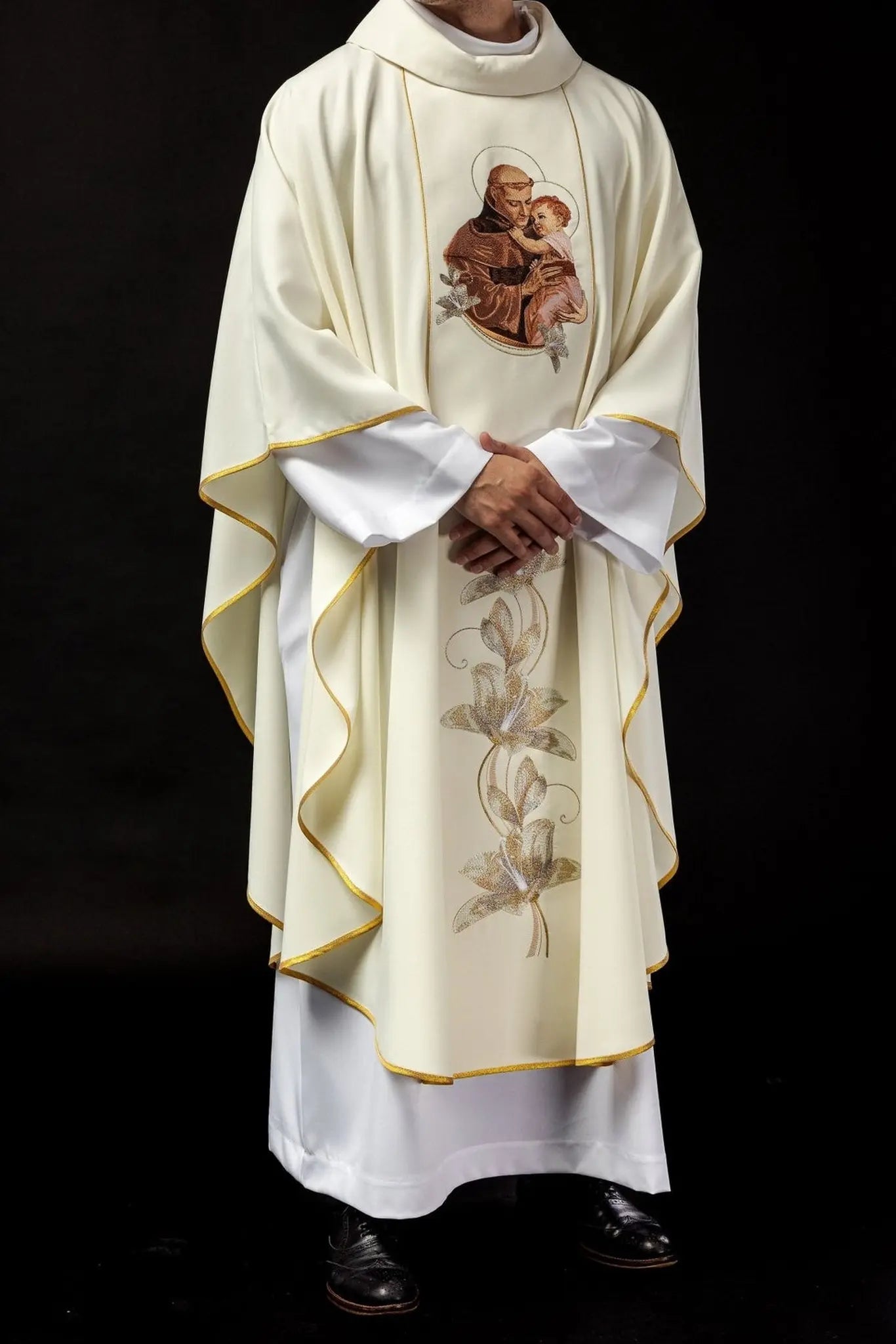 Casulla bordada con la imagen de San Antonio