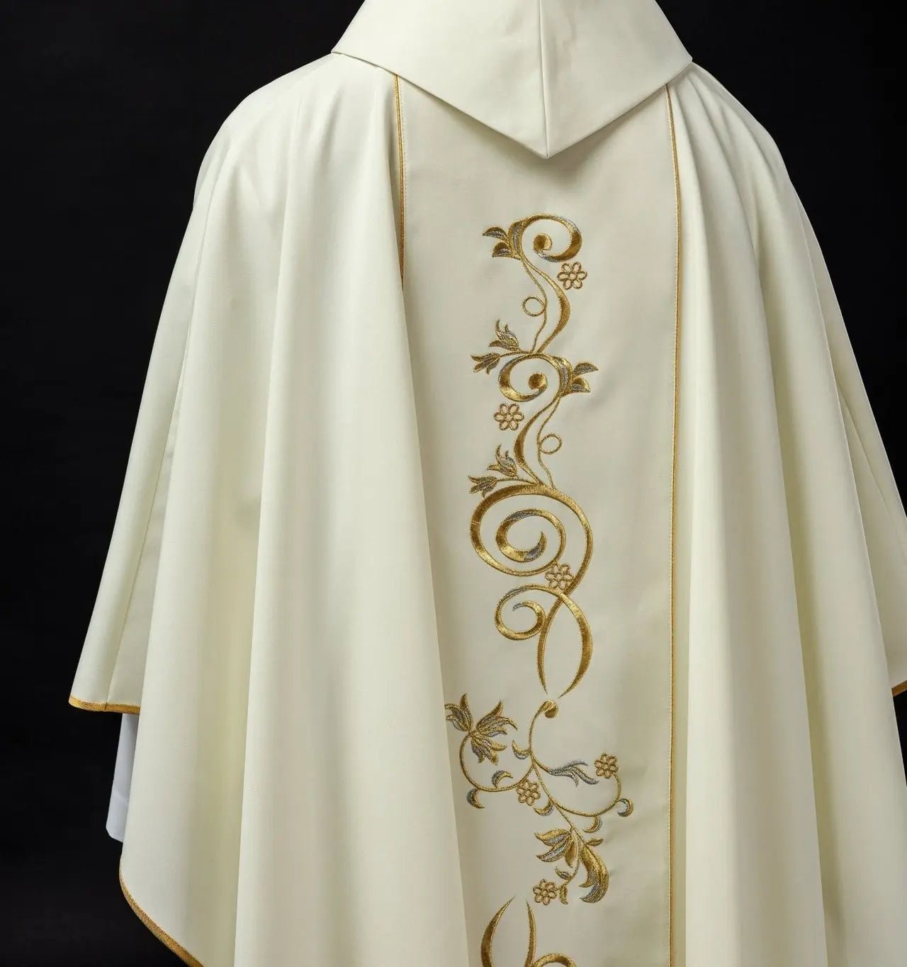 Casulla bordada con imagen de San Antonio