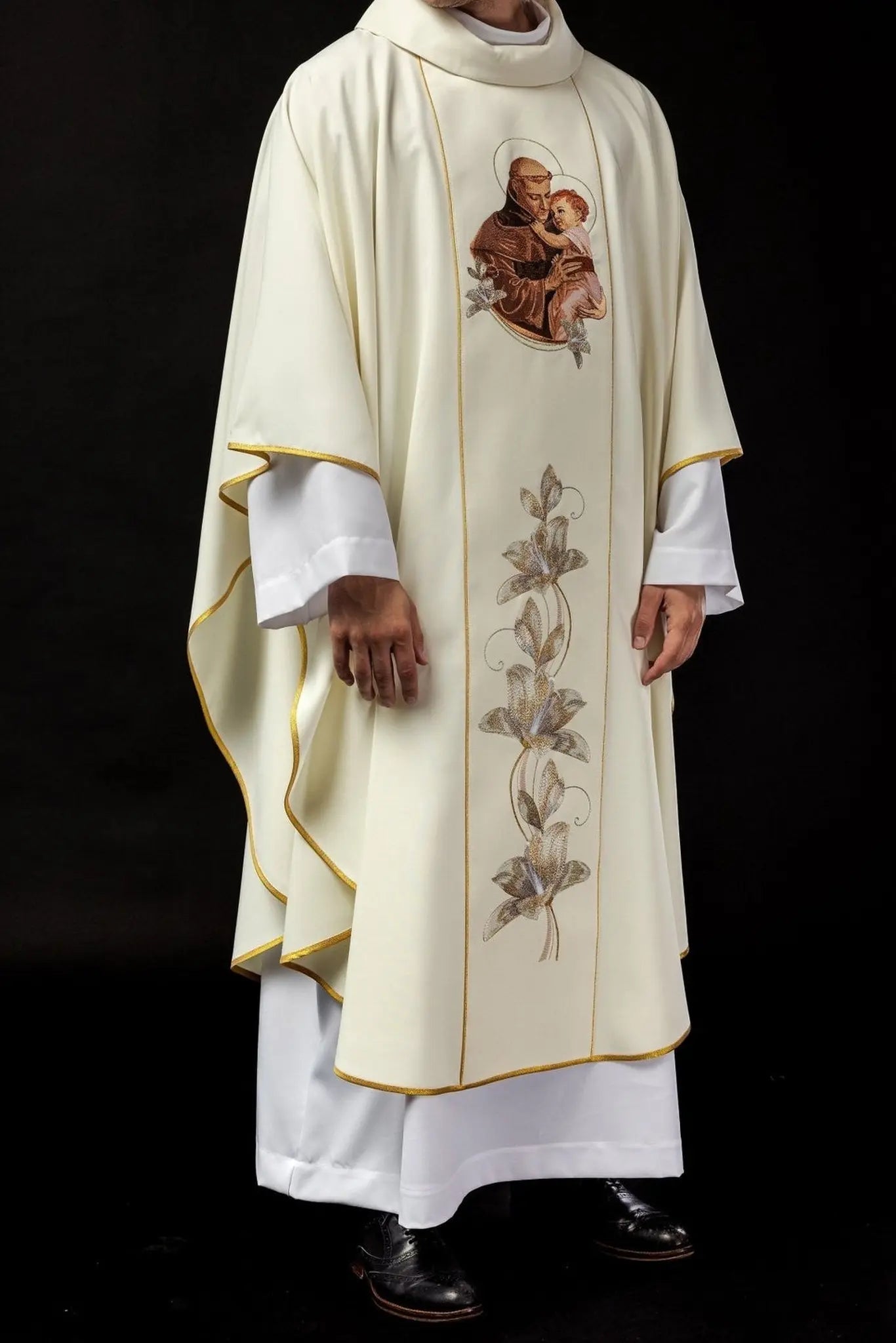 Casulla bordada con la imagen de San Antonio