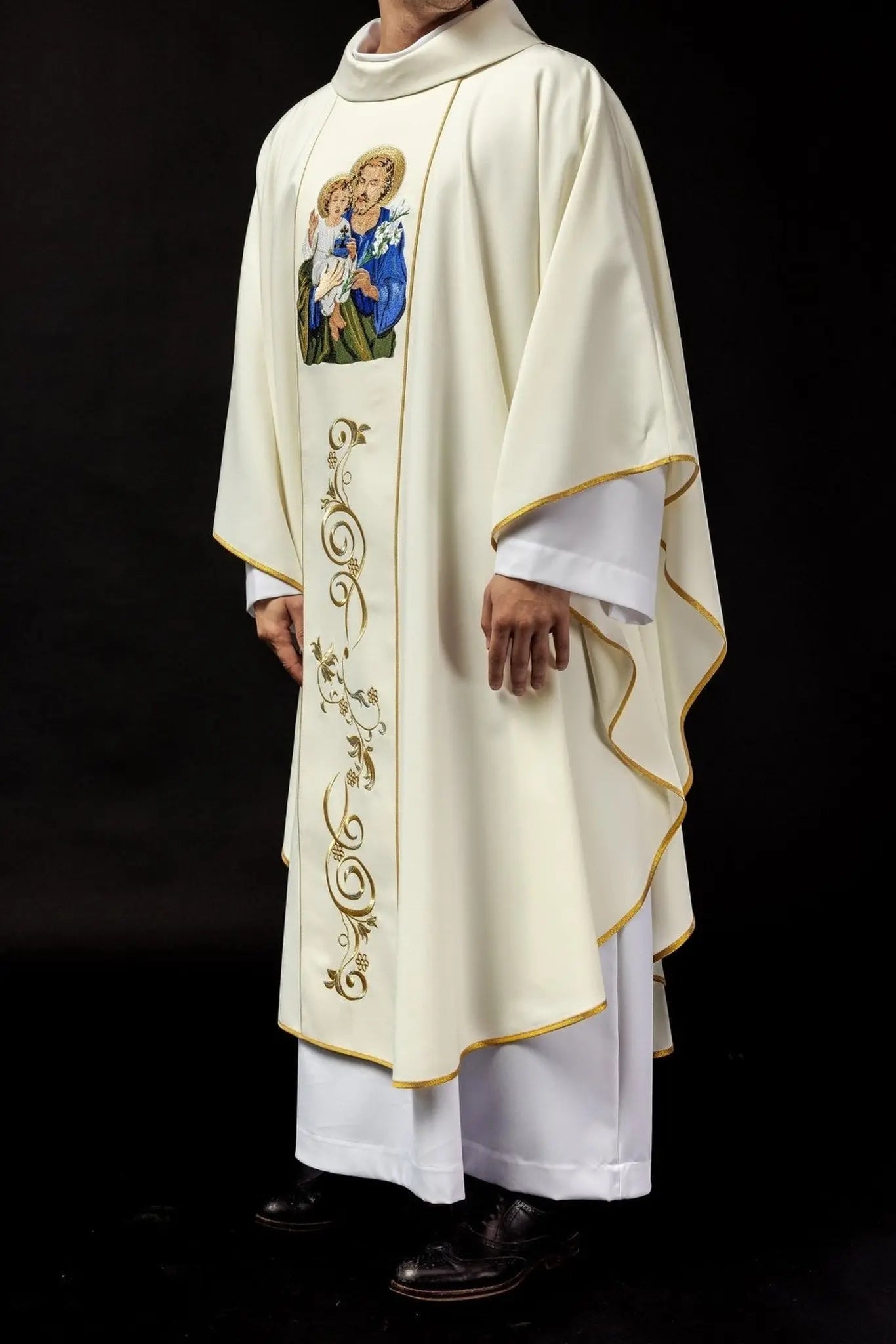 Casulla bordada con la imagen de San José