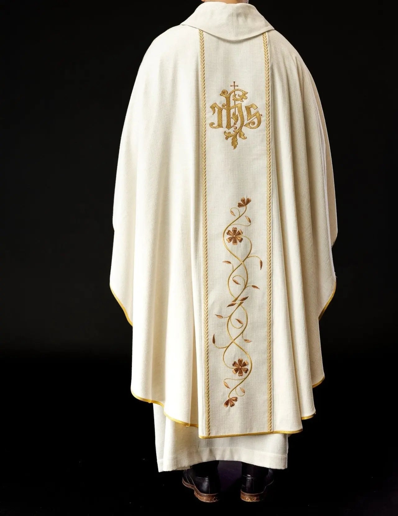 Casulla bordada con la imagen de San José