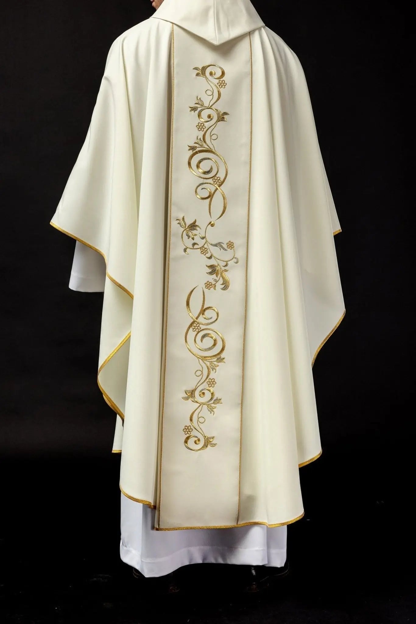 Casulla bordada con la imagen de San José