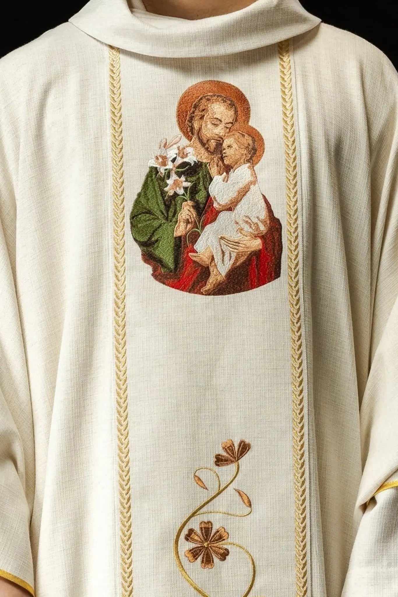 Casulla bordada con la imagen de San José