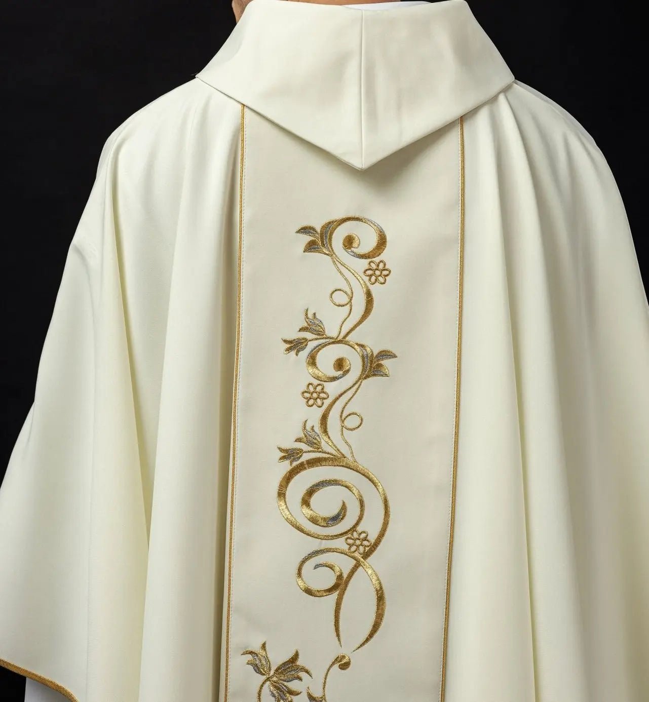 Casulla bordada con la imagen de San José