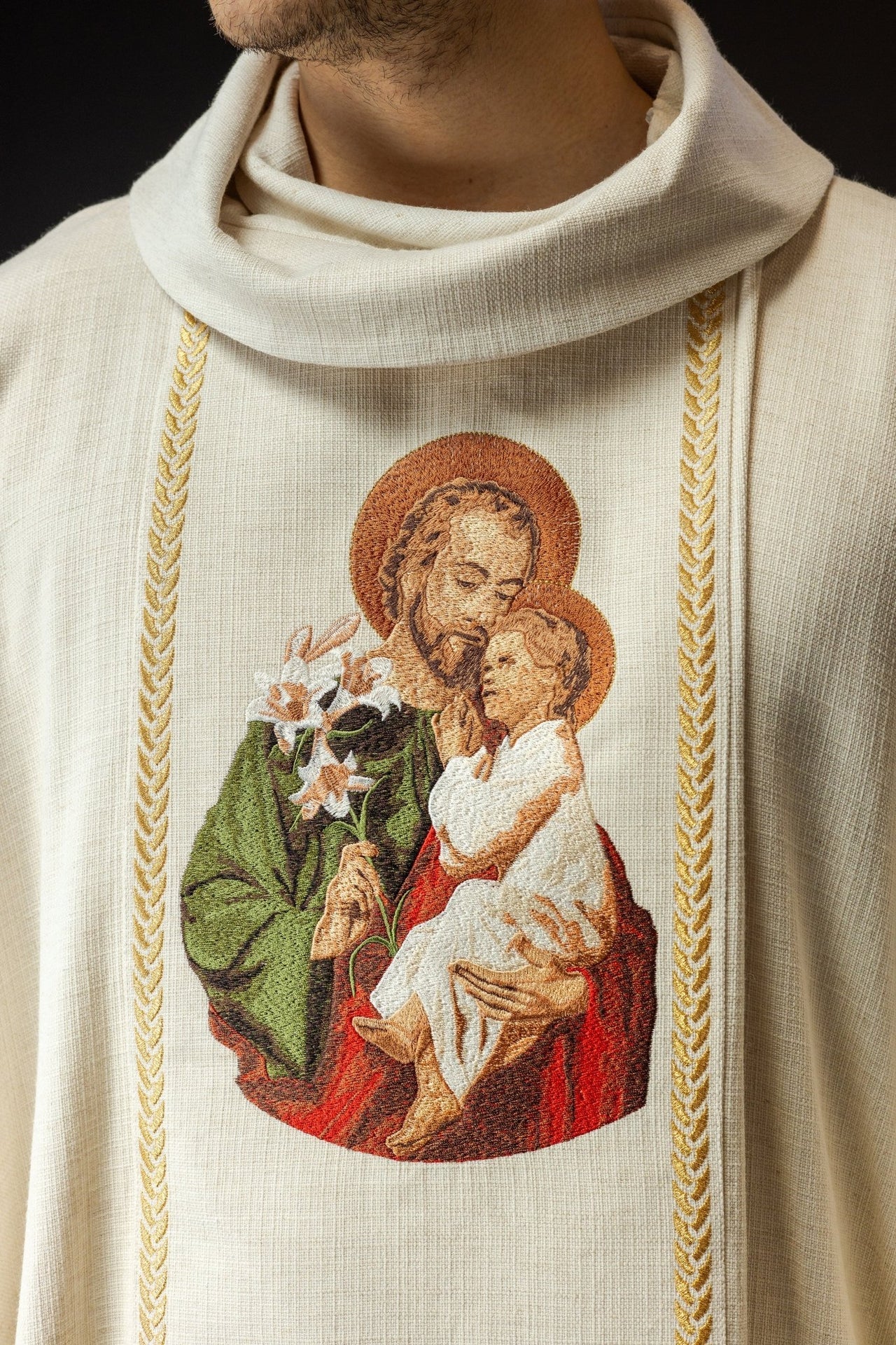 Ornat haftowany z wizerunkiem Świętego Józefa