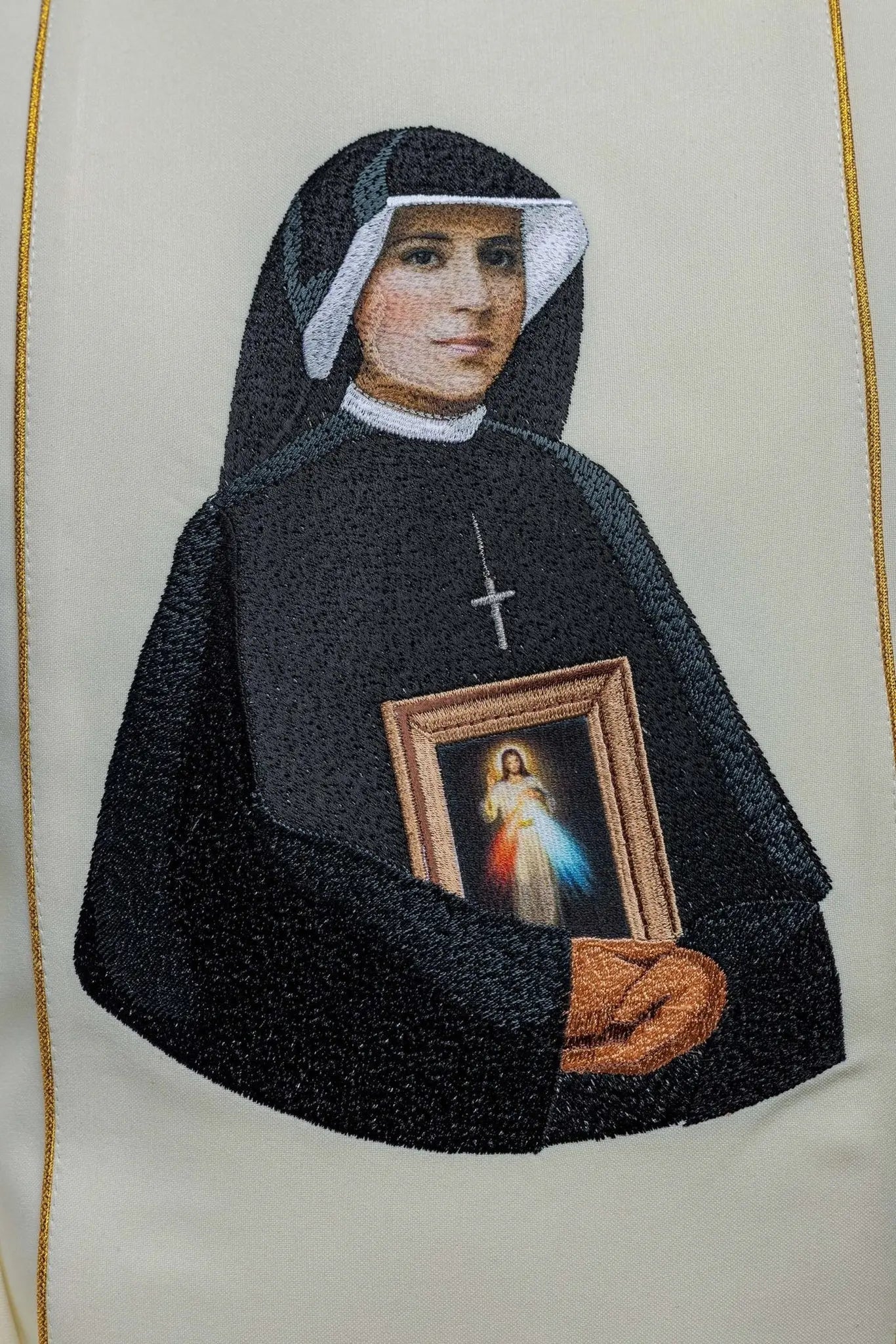 Casulla bordada con la imagen de Santa Faustina