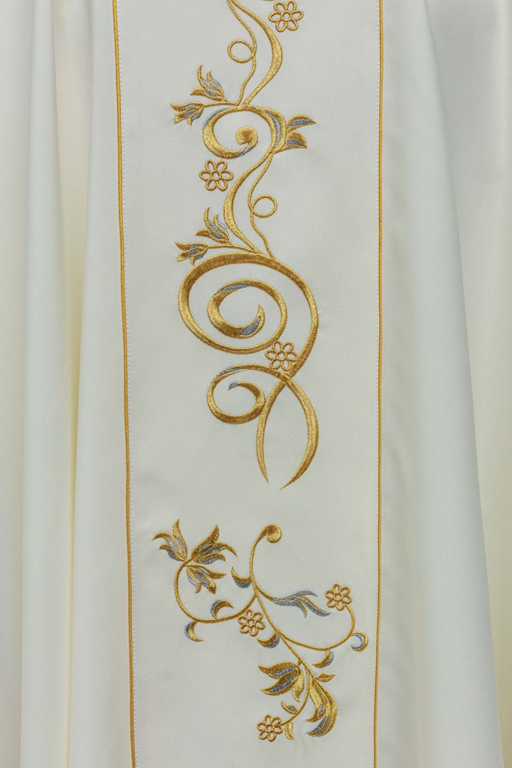 Ornat haftowany z wizerunkiem Świętej Faustyny