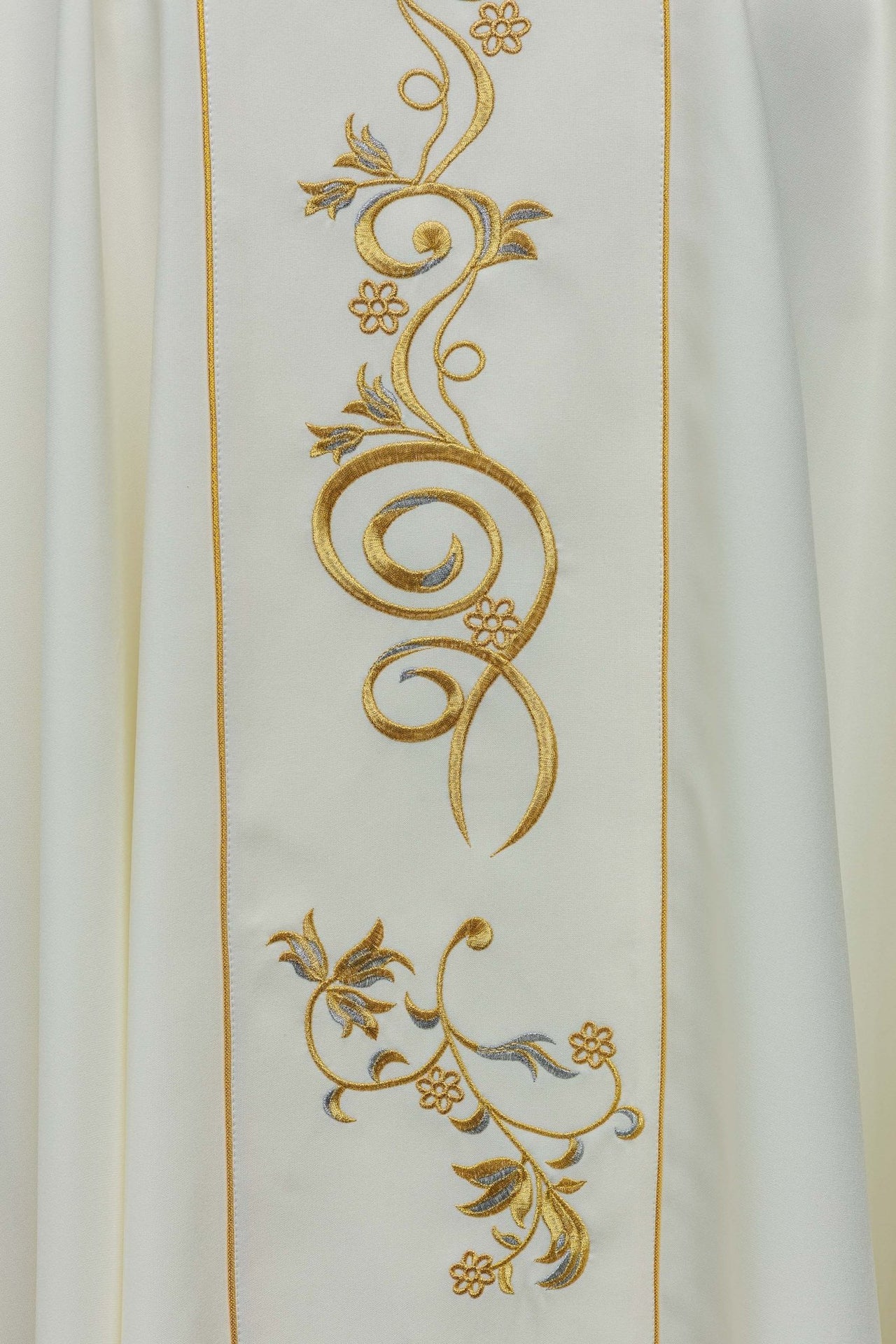 Ornat haftowany z wizerunkiem Świętej Faustyny