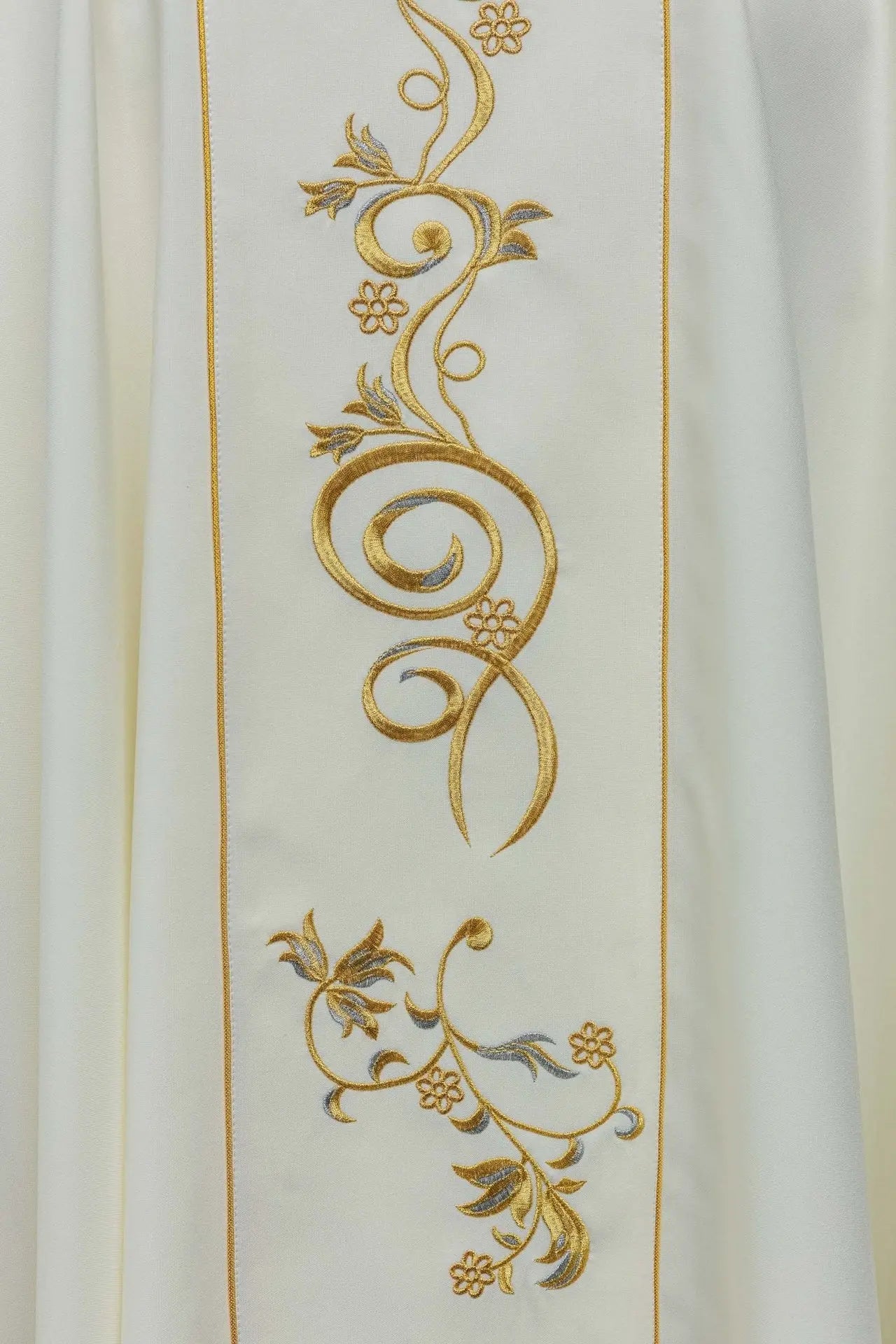Casulla bordada con la imagen de Santa Faustina