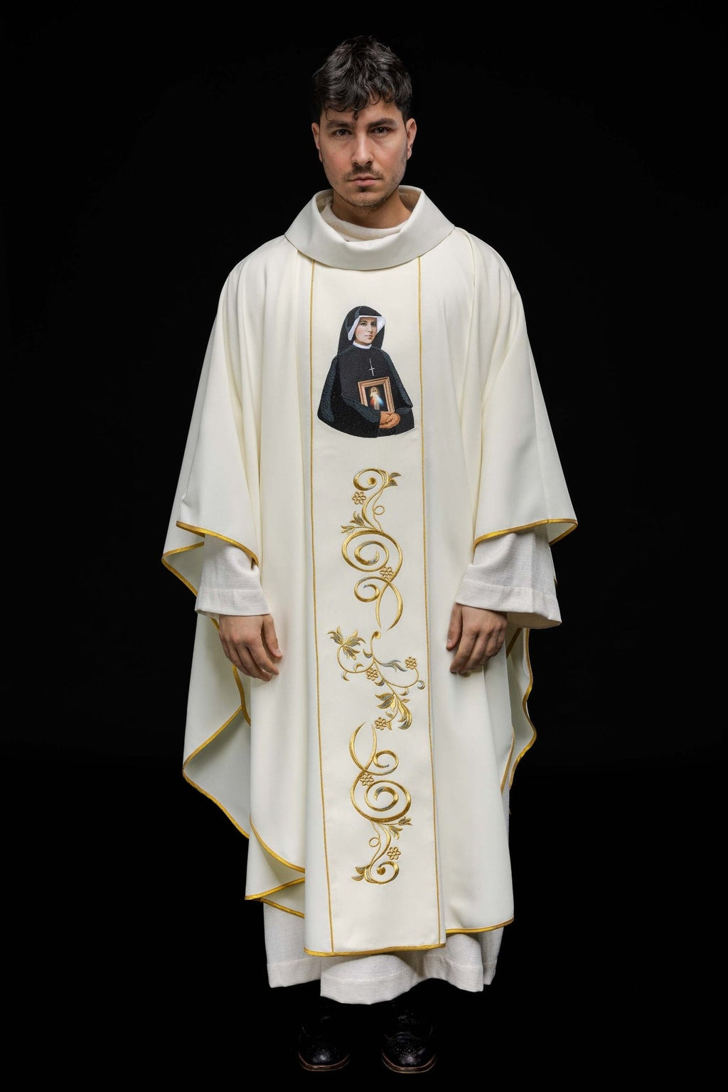 Ornat haftowany z wizerunkiem Świętej Faustyny