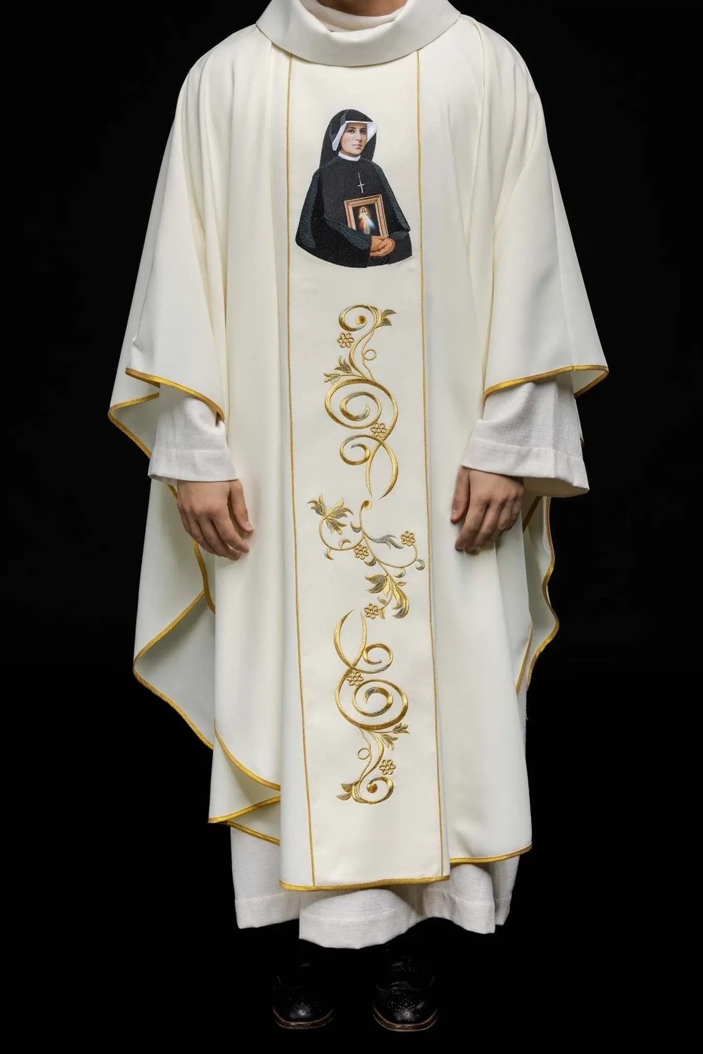 Casulla bordada con la imagen de Santa Faustina