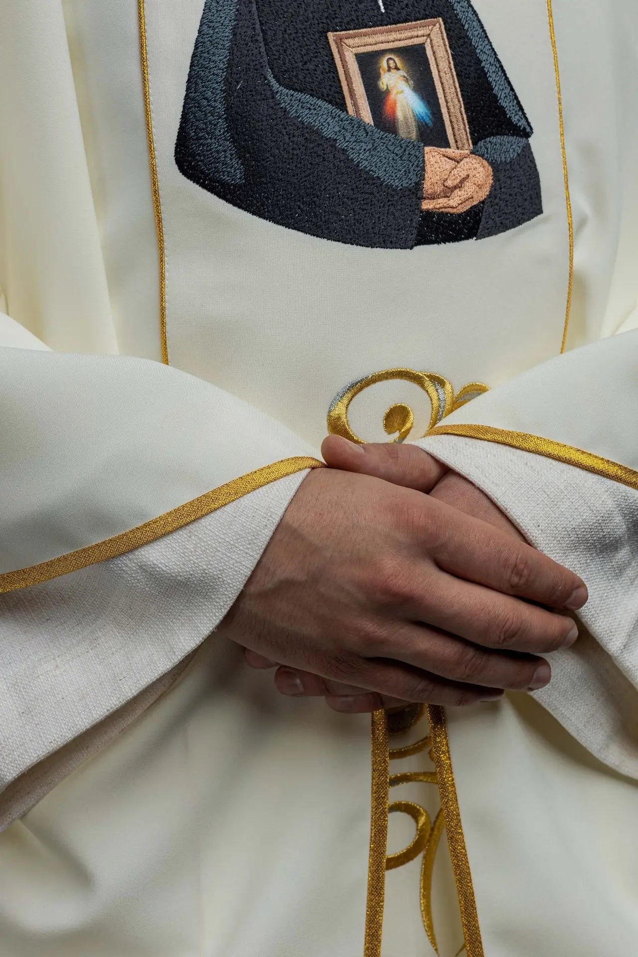 Casulla bordada con la imagen de Santa Faustina