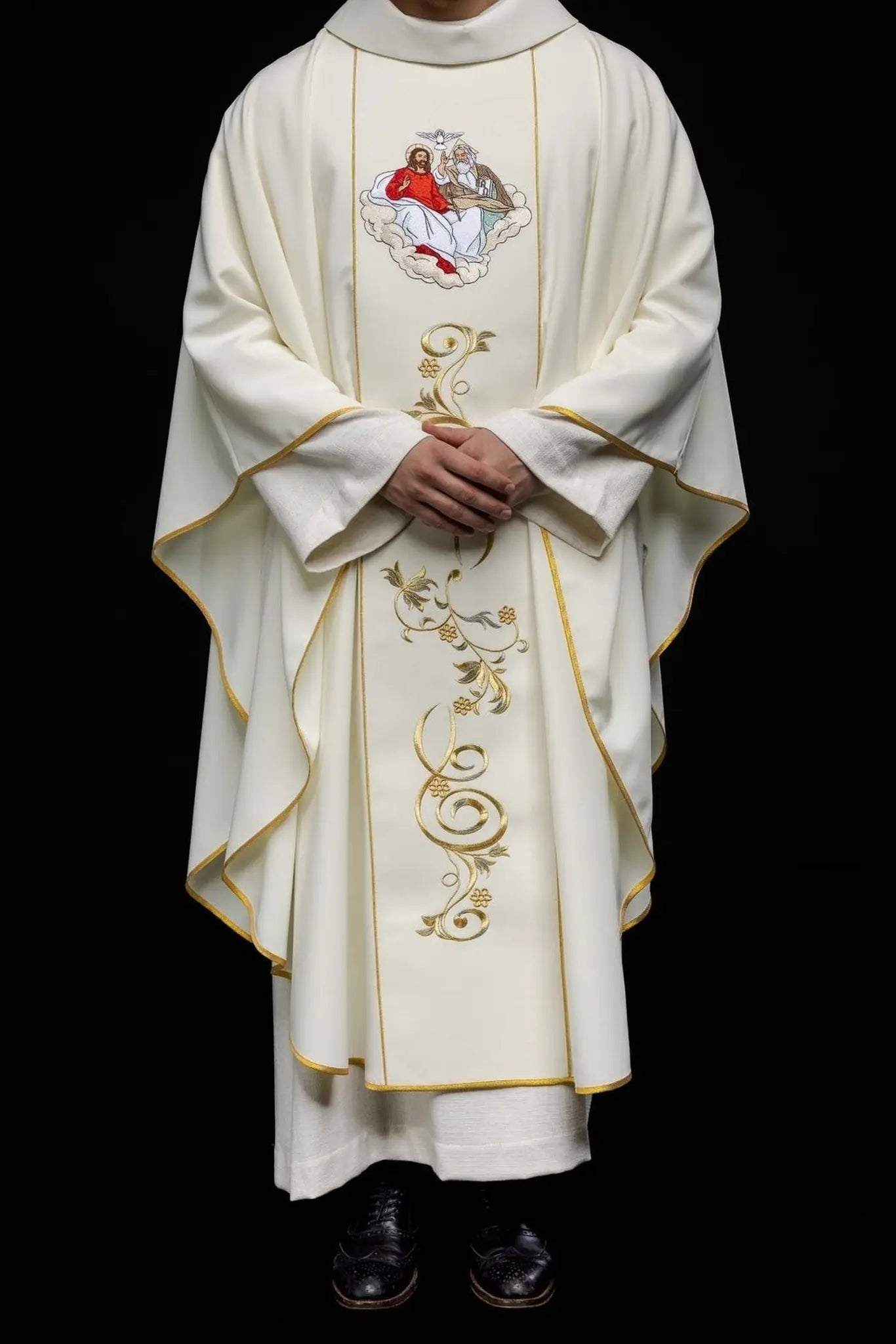 Casulla bordada con la Santísima Trinidad