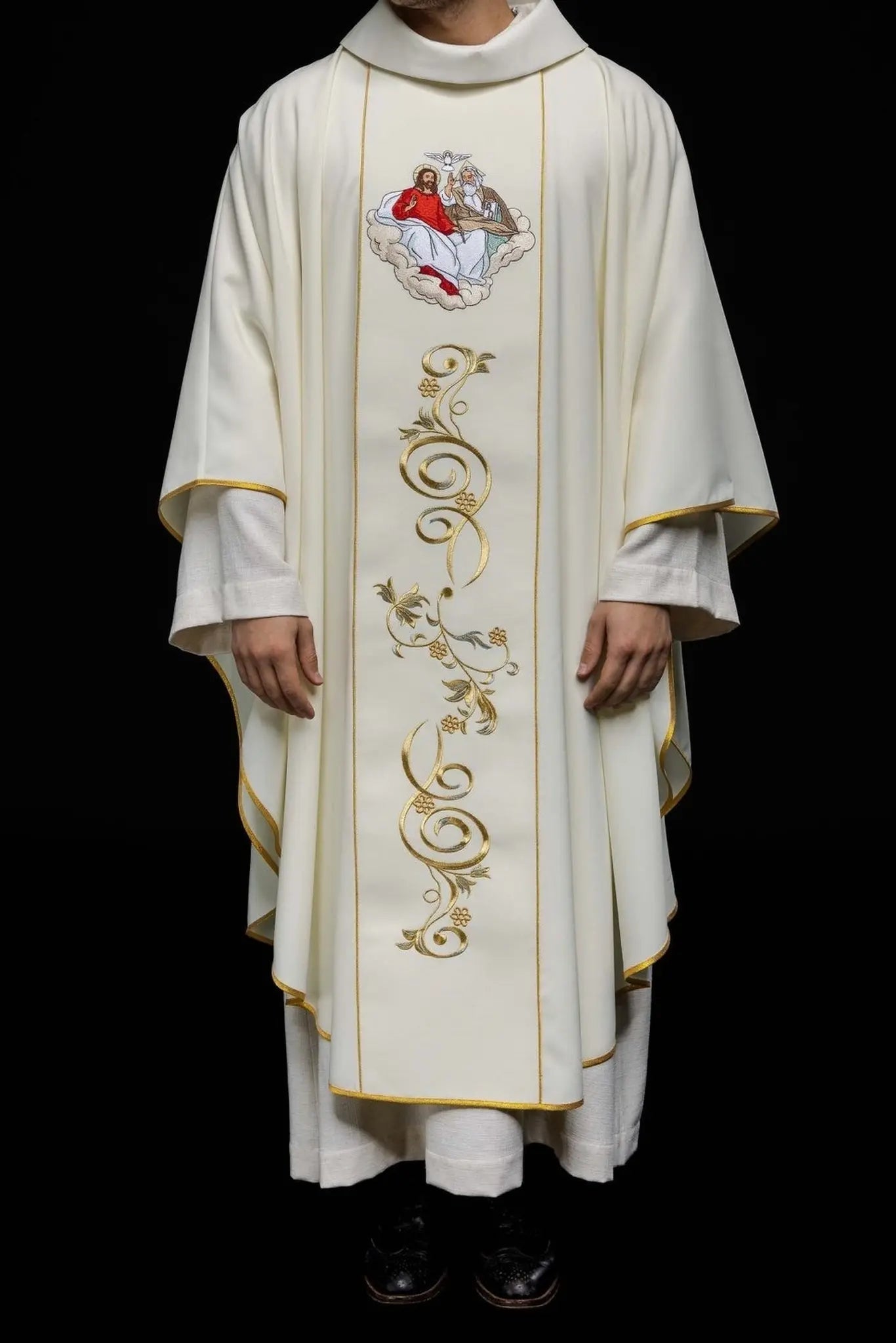 Casulla bordada con la Santísima Trinidad