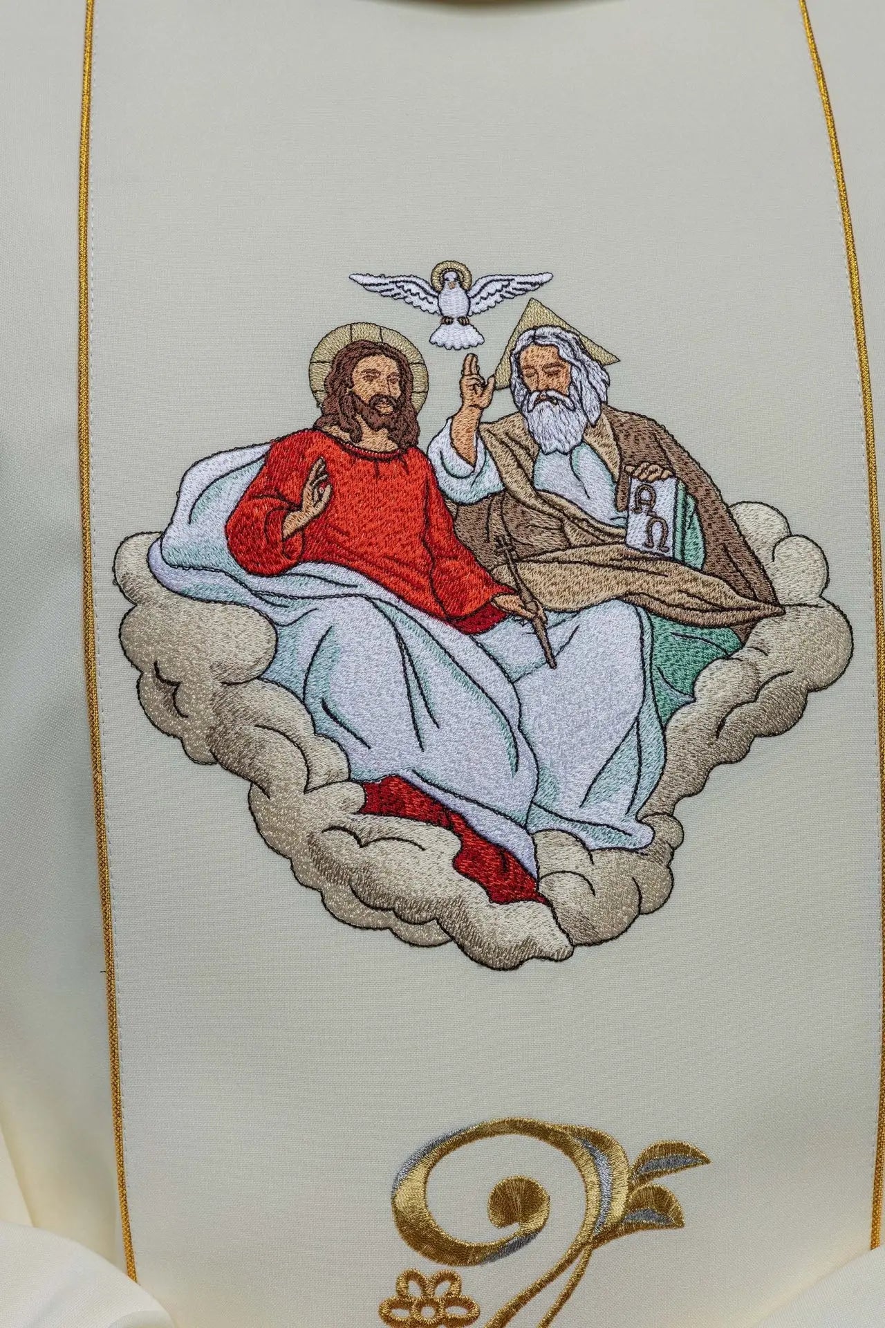 Casulla bordada con la Santísima Trinidad