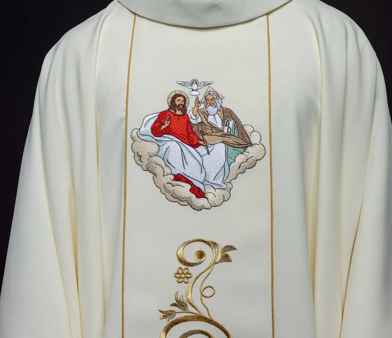 Casulla bordada con la Santísima Trinidad