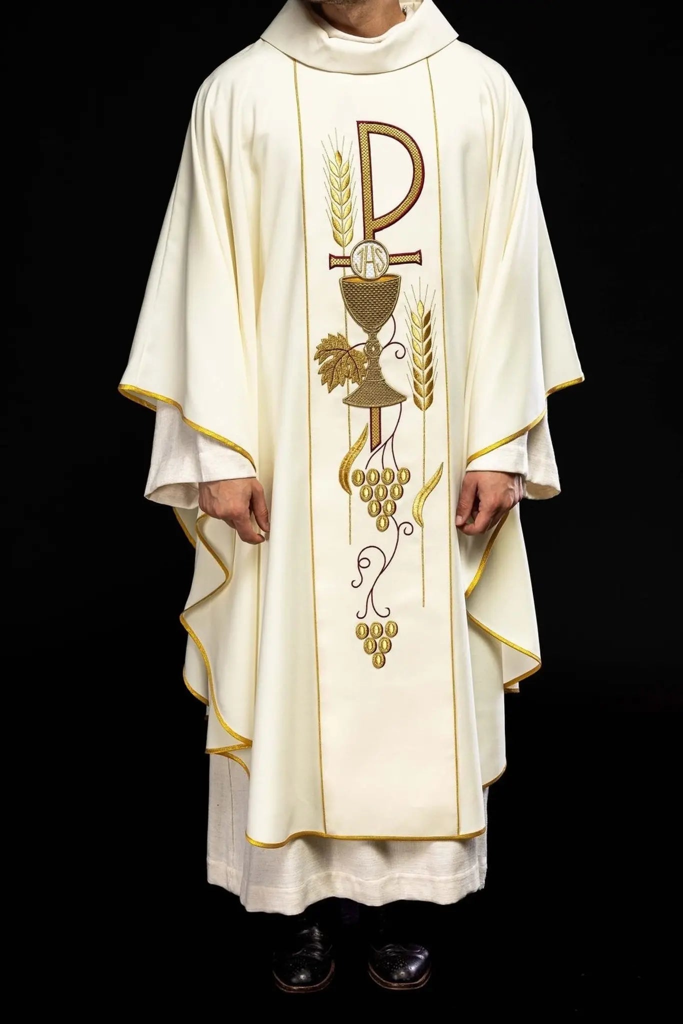 Casulla bordada con diseño de cáliz IHS en ecru