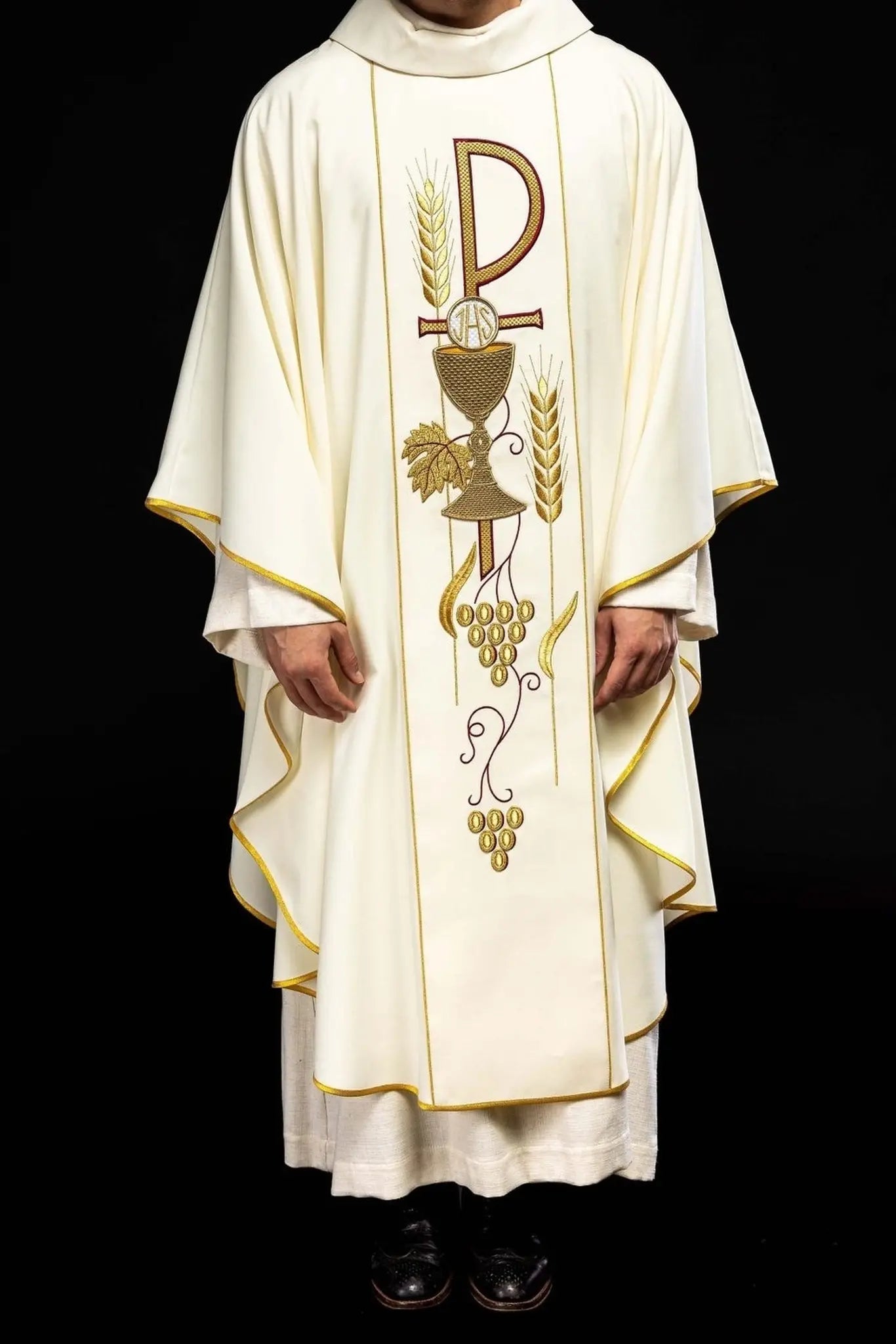 Casulla bordada con diseño de cáliz IHS en ecru