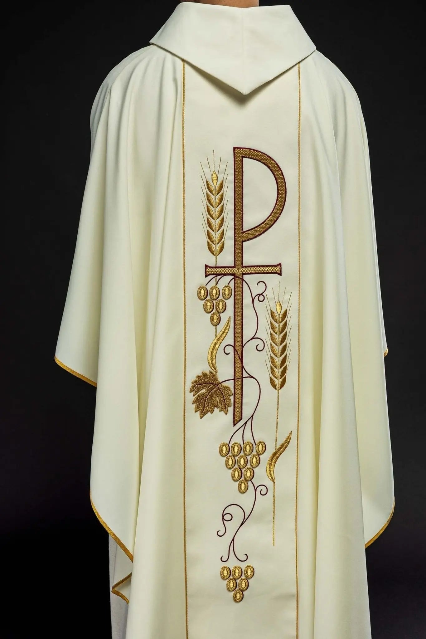 Casulla bordada con diseño de cáliz IHS en ecru