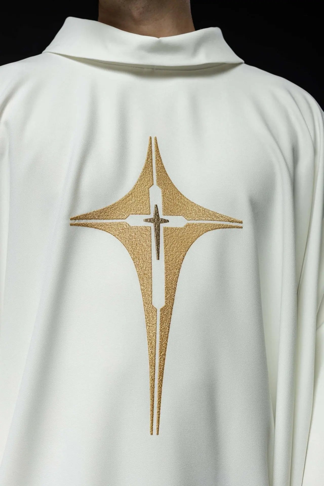 Casulla bordada con diseño de cruz