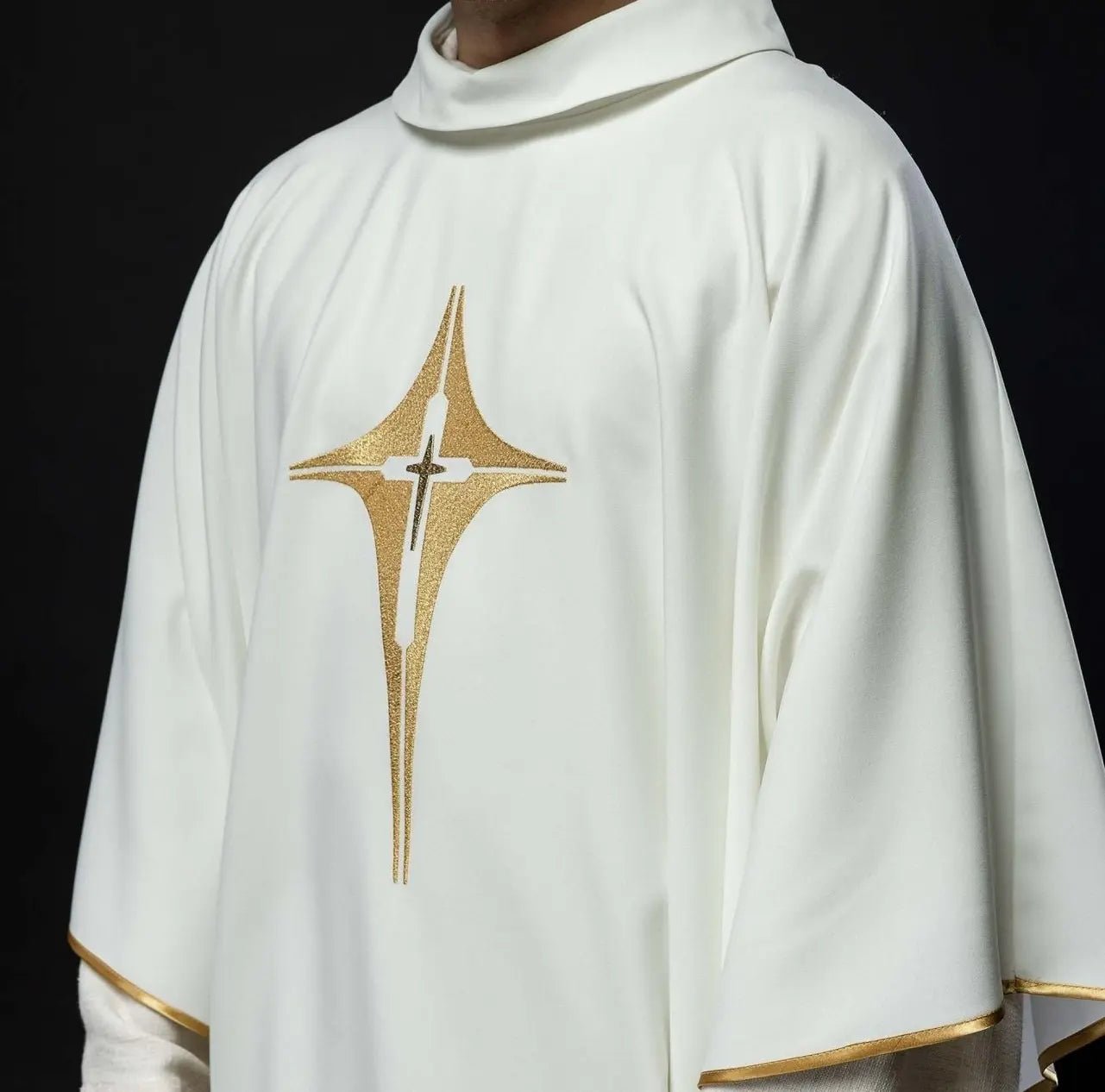 Casulla bordada con diseño de cruz