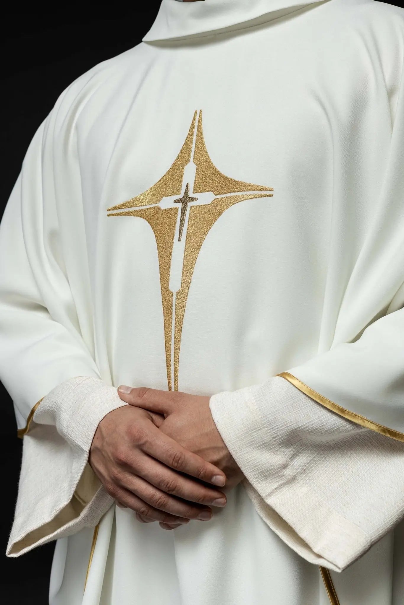 Casulla bordada con diseño de cruz