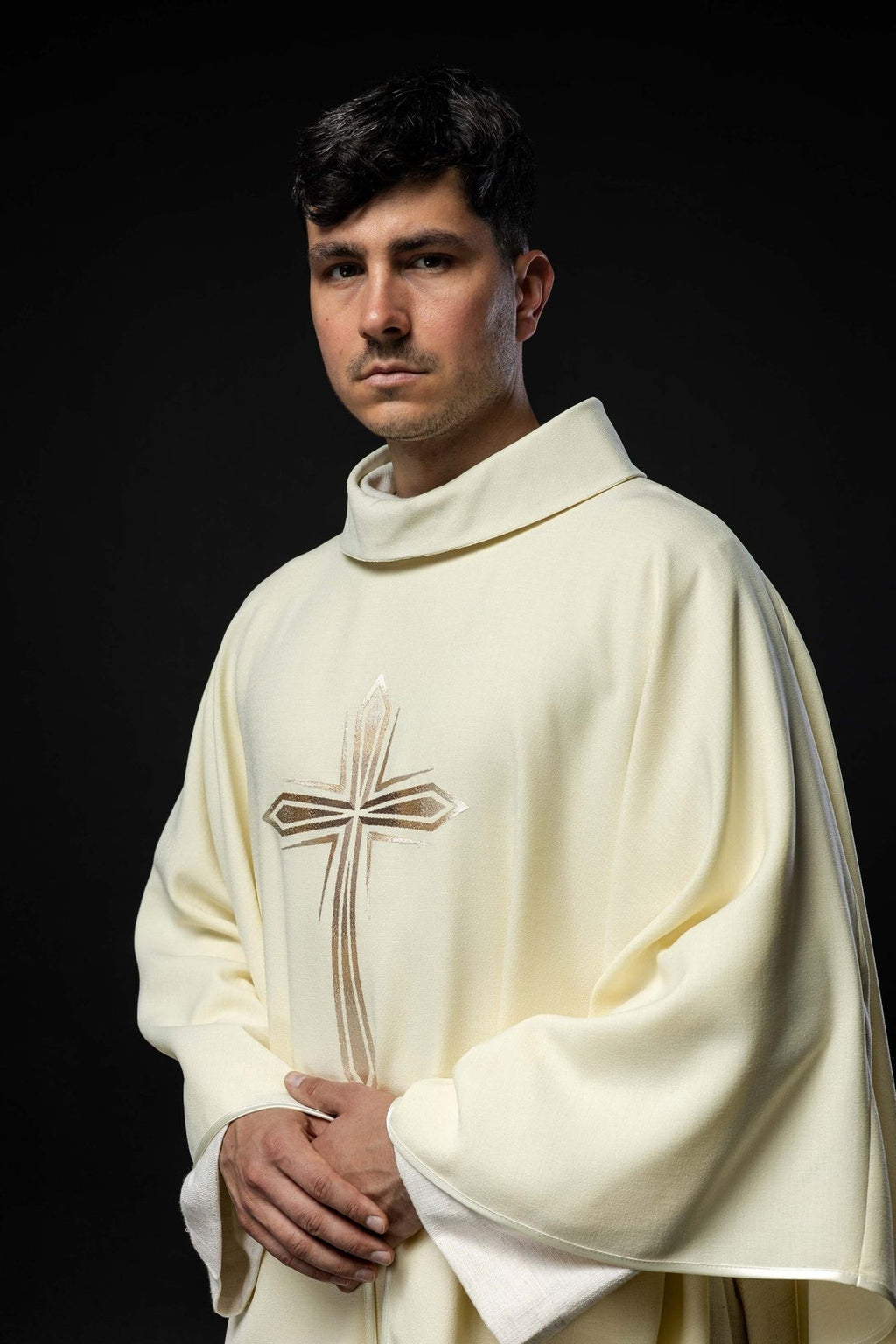 Ornat haftowany z wzorem Krzyża kolor ecru