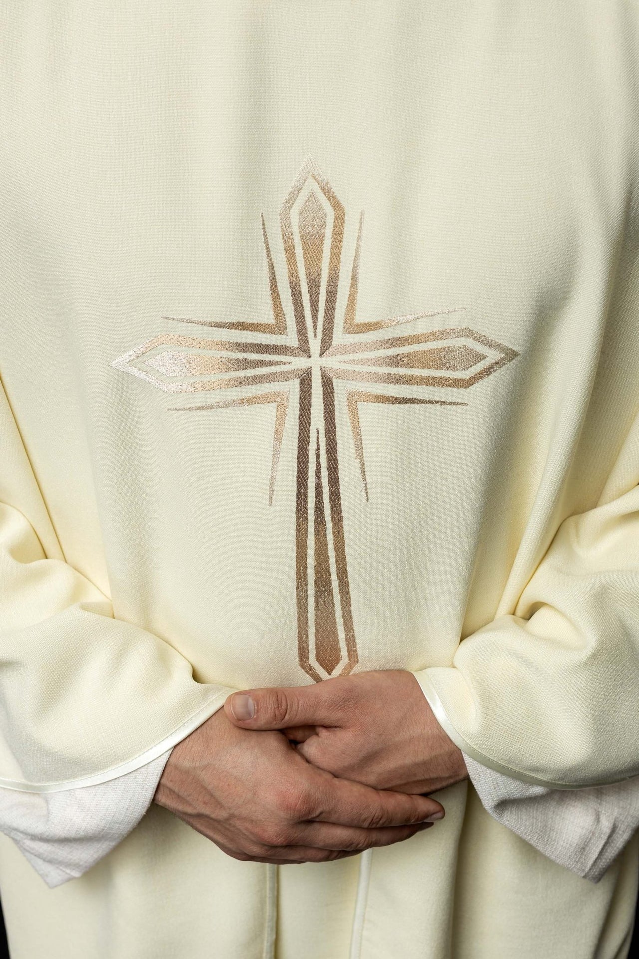 Ornat haftowany z wzorem Krzyża kolor ecru