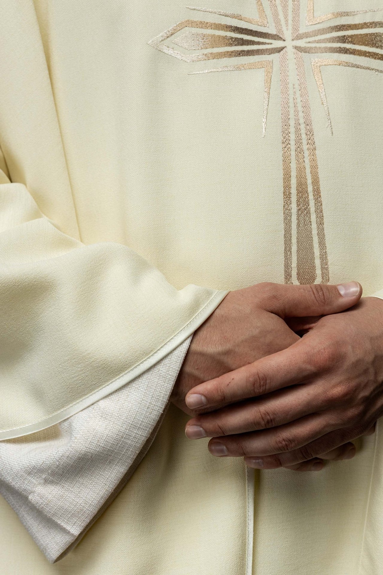 Ornat haftowany z wzorem Krzyża kolor ecru