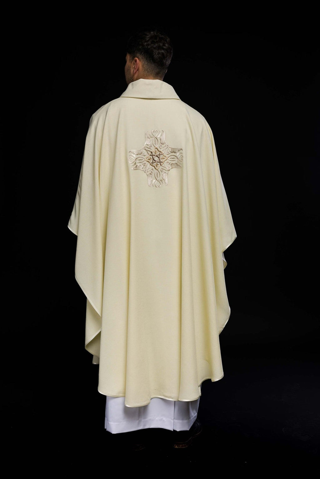 Ornat haftowany z wzorem Krzyża w kolorze ecru