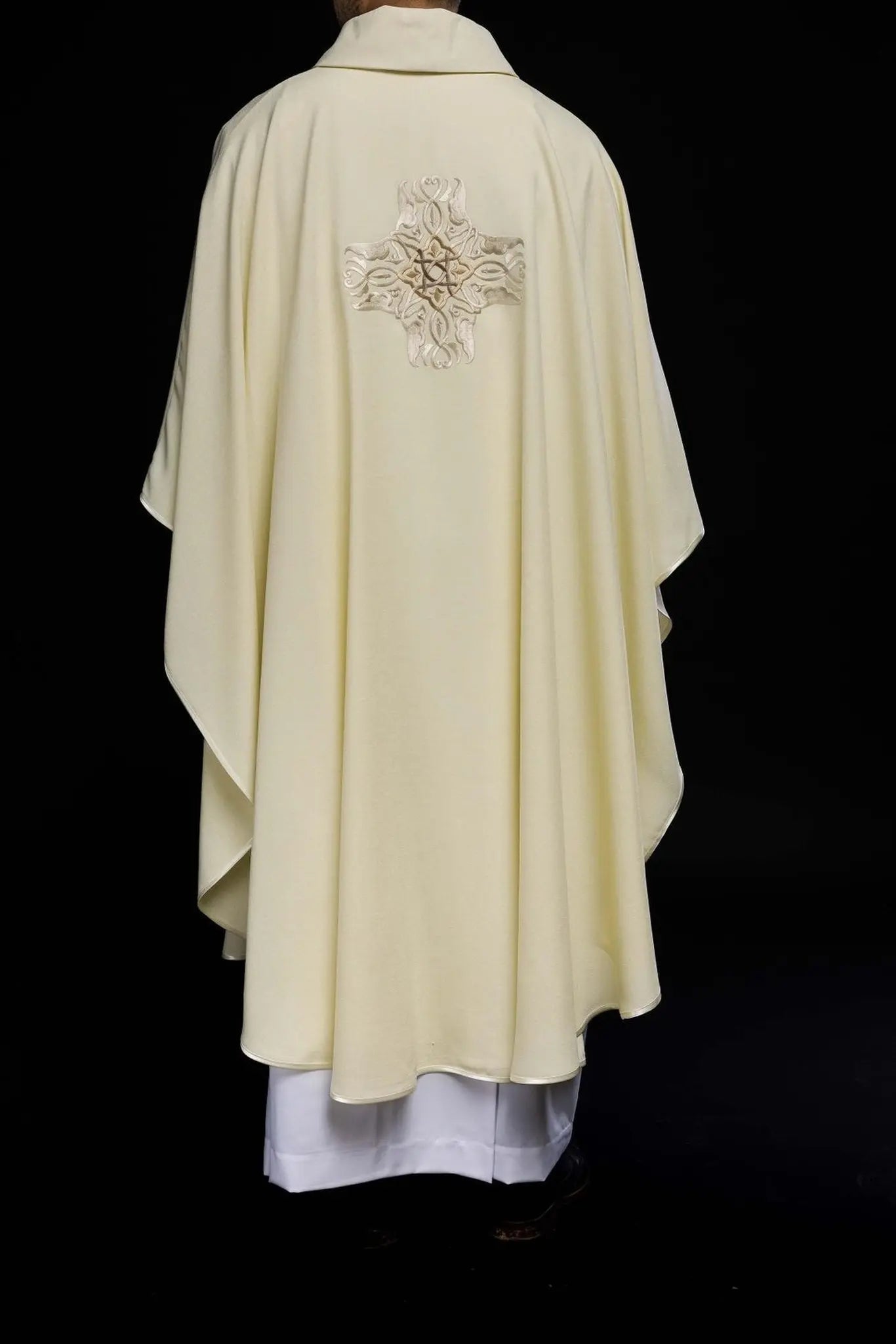 Casulla bordada con el diseño de la Cruz en ecru