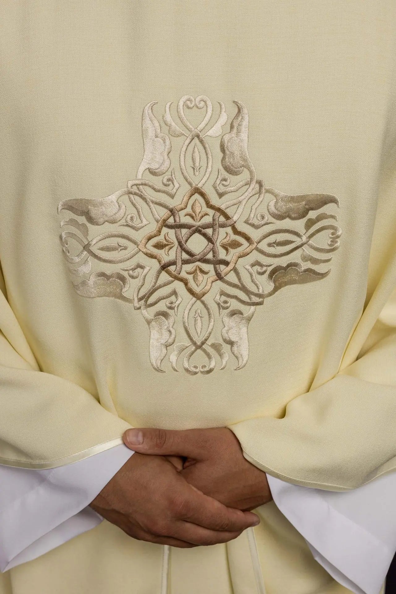 Casulla bordada con el diseño de la Cruz en ecru