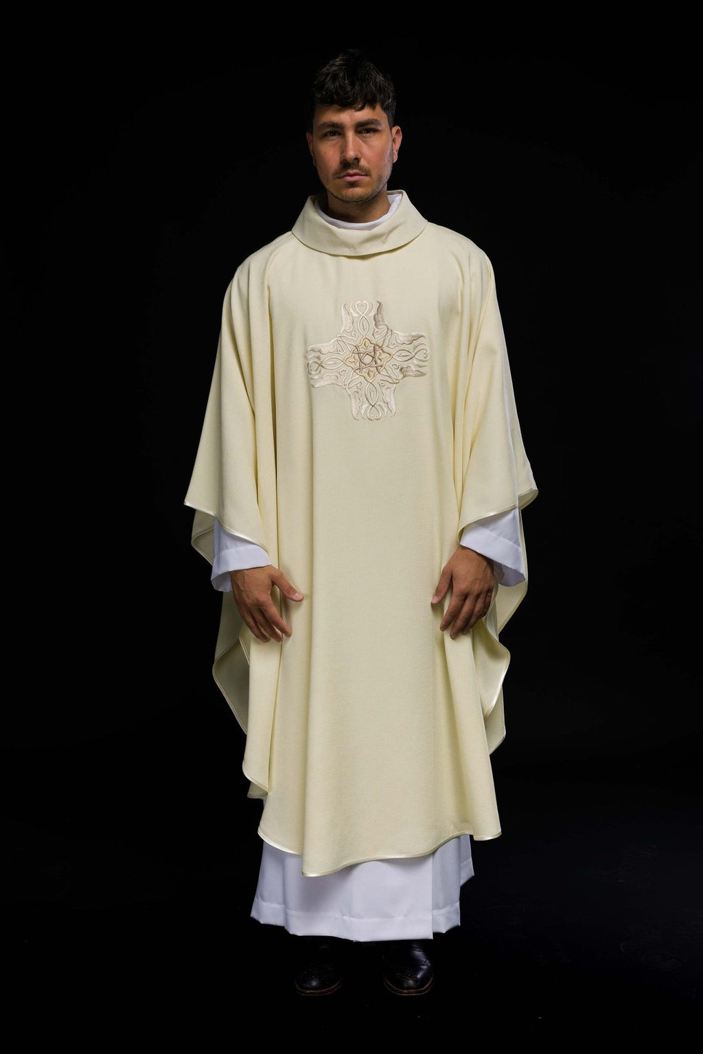 Ornat haftowany z wzorem Krzyża w kolorze ecru