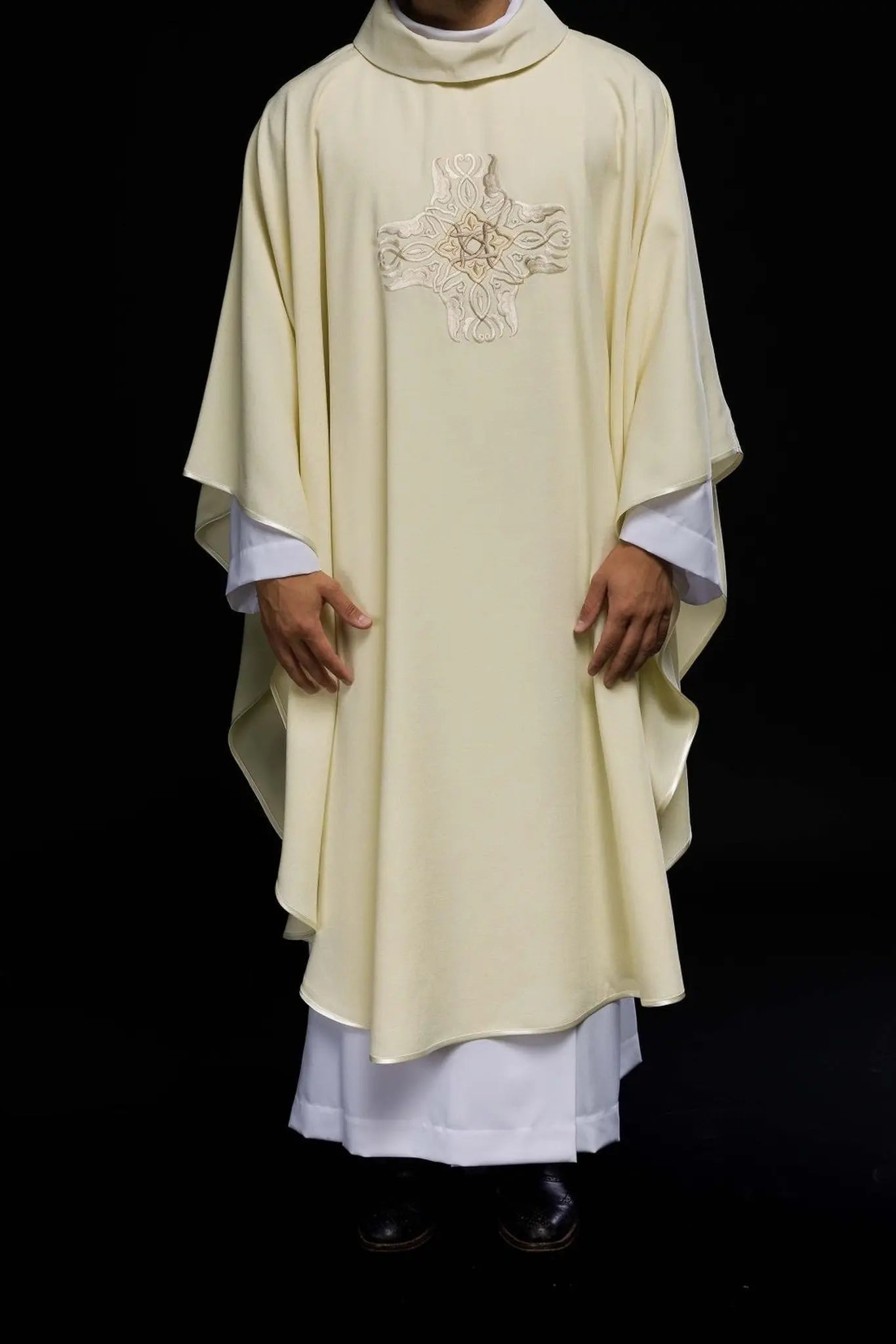 Casulla bordada con el diseño de la Cruz en ecru