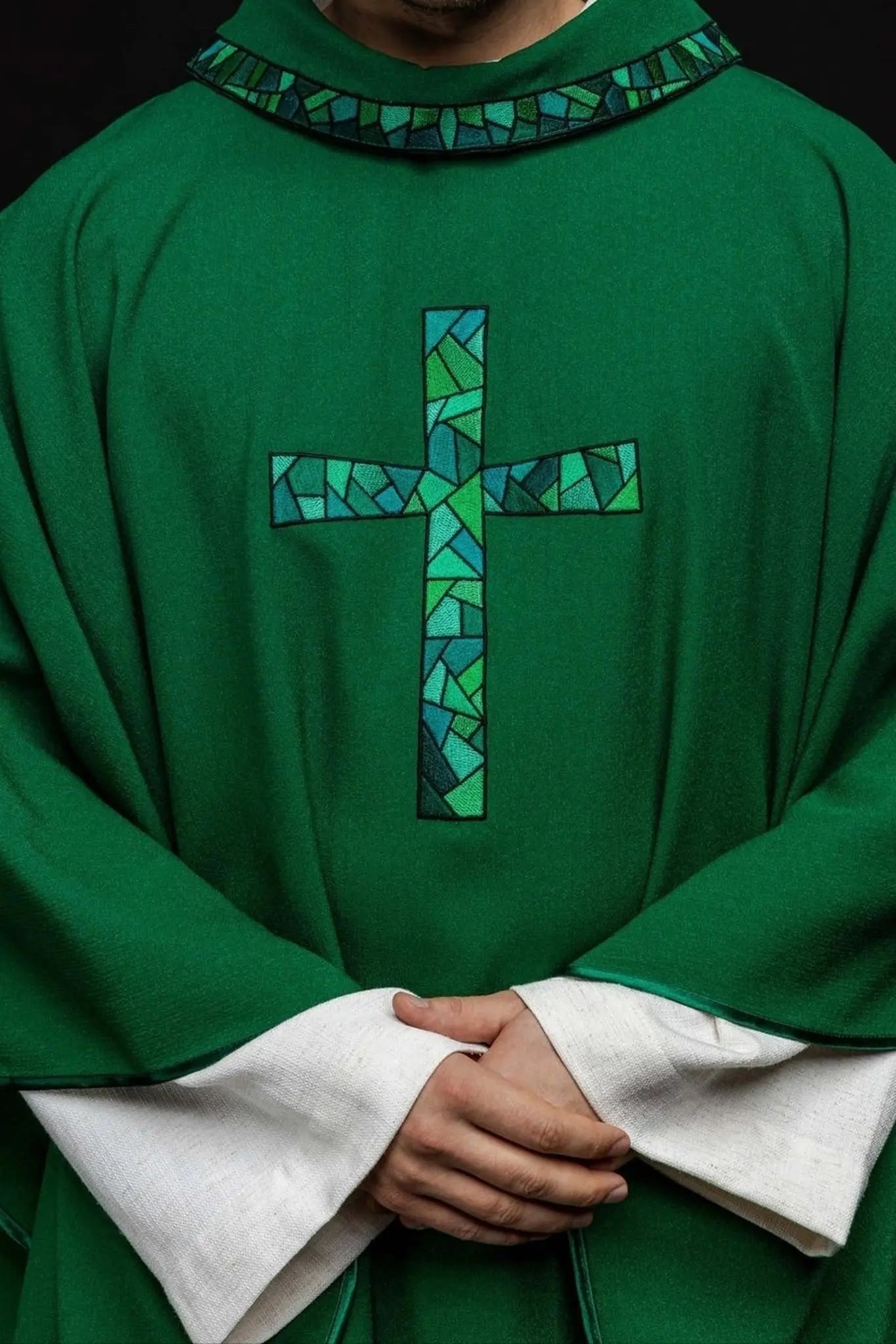 Casulla bordada verde con mosaico de cruz
