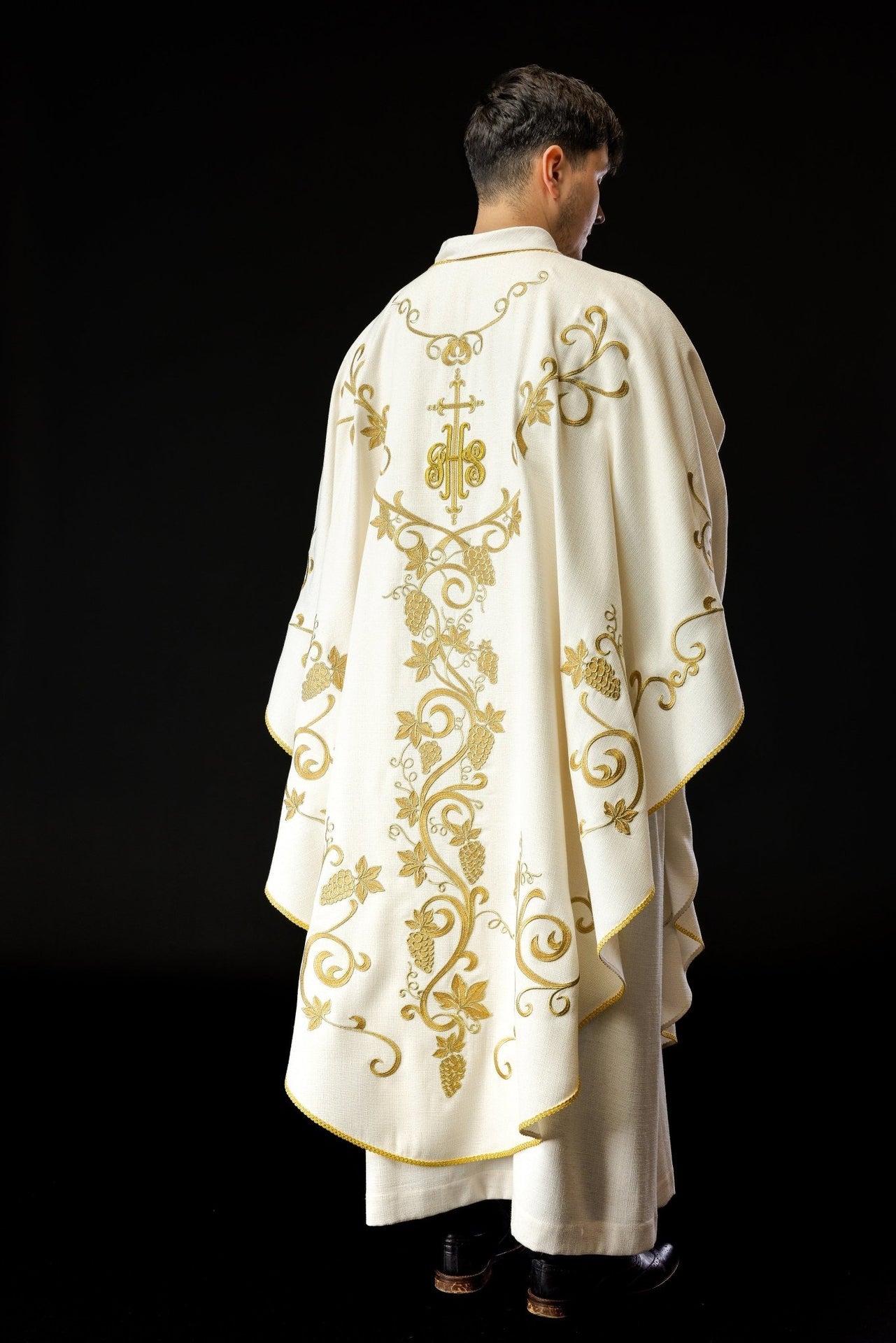 Ornat liturgiczny ecru zdobiony haftem IHS i winogronami