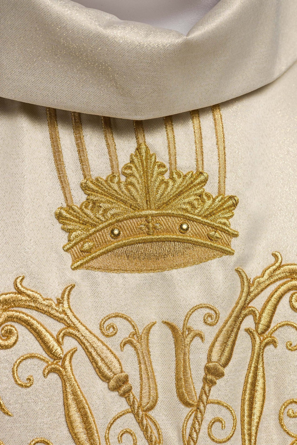 Ornat liturgiczny Maryjny błyszczący z kamieniami LE/7025 ECRU