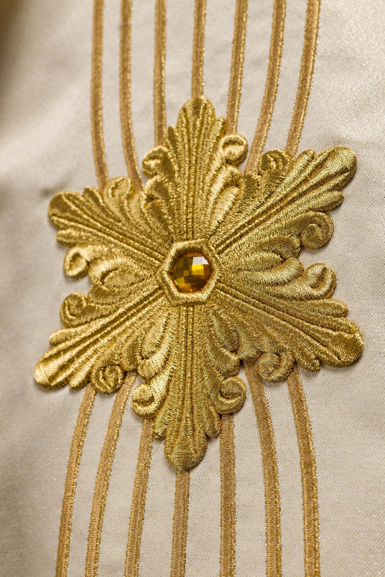 Ornat liturgiczny Maryjny błyszczący z kamieniami LE/7025 ECRU