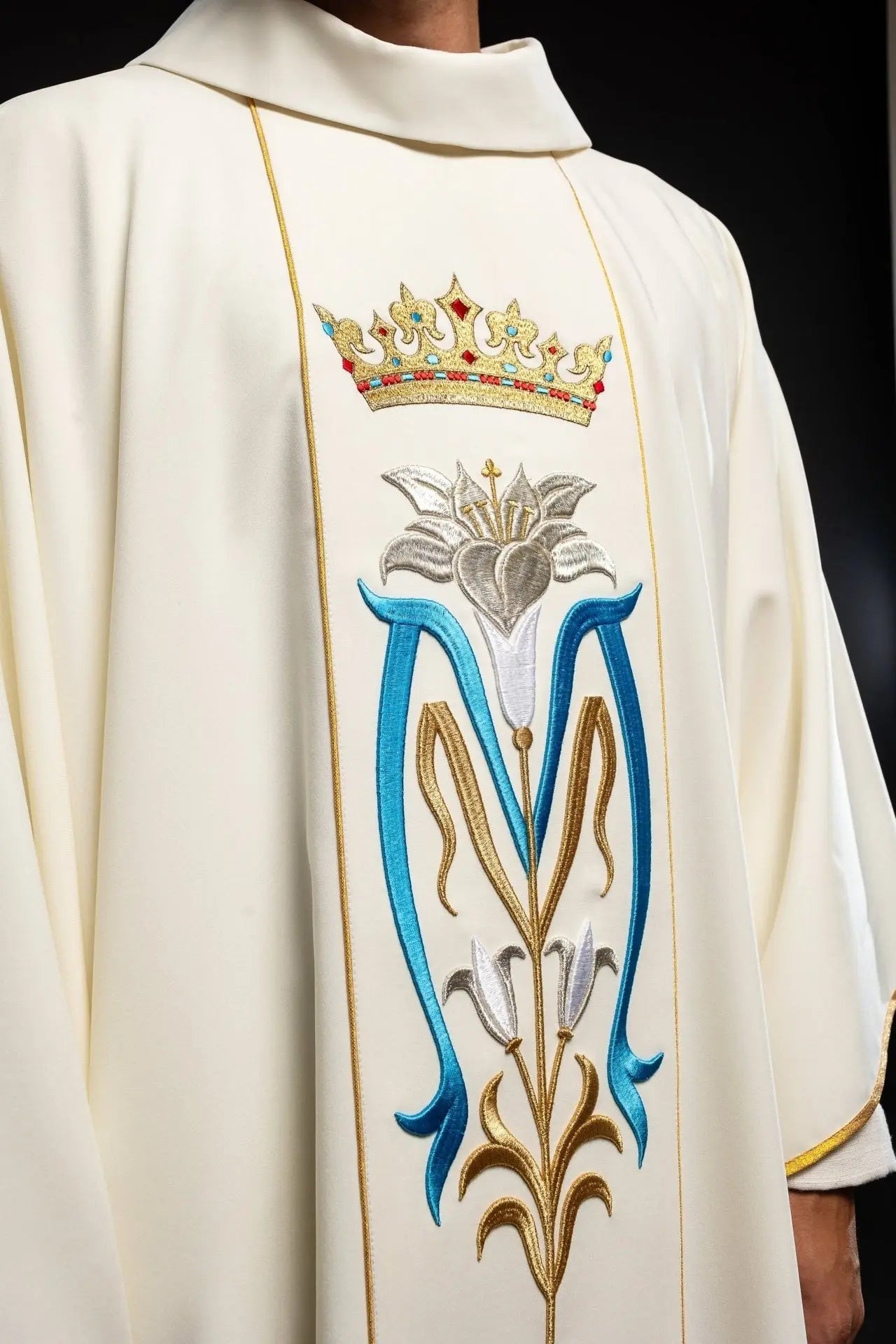 Casulla litúrgica mariana bordada con corona ecru