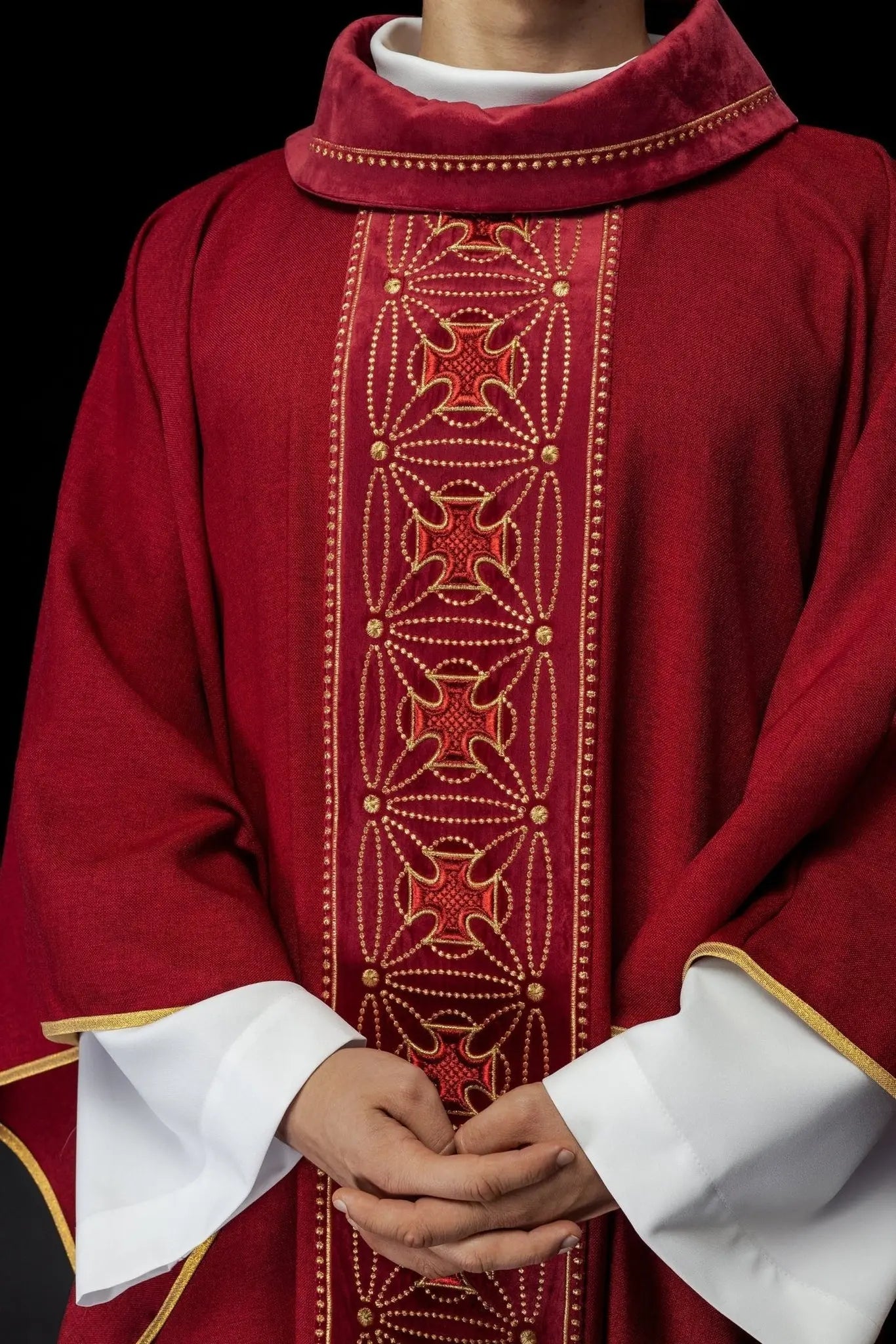 Casulla litúrgica con cinturón ricamente decorado con cruces en color rojo