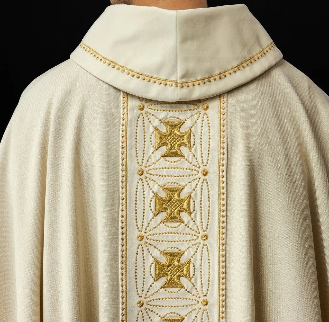 Casulla litúrgica con cinturón ricamente decorado con cruces en color ecru