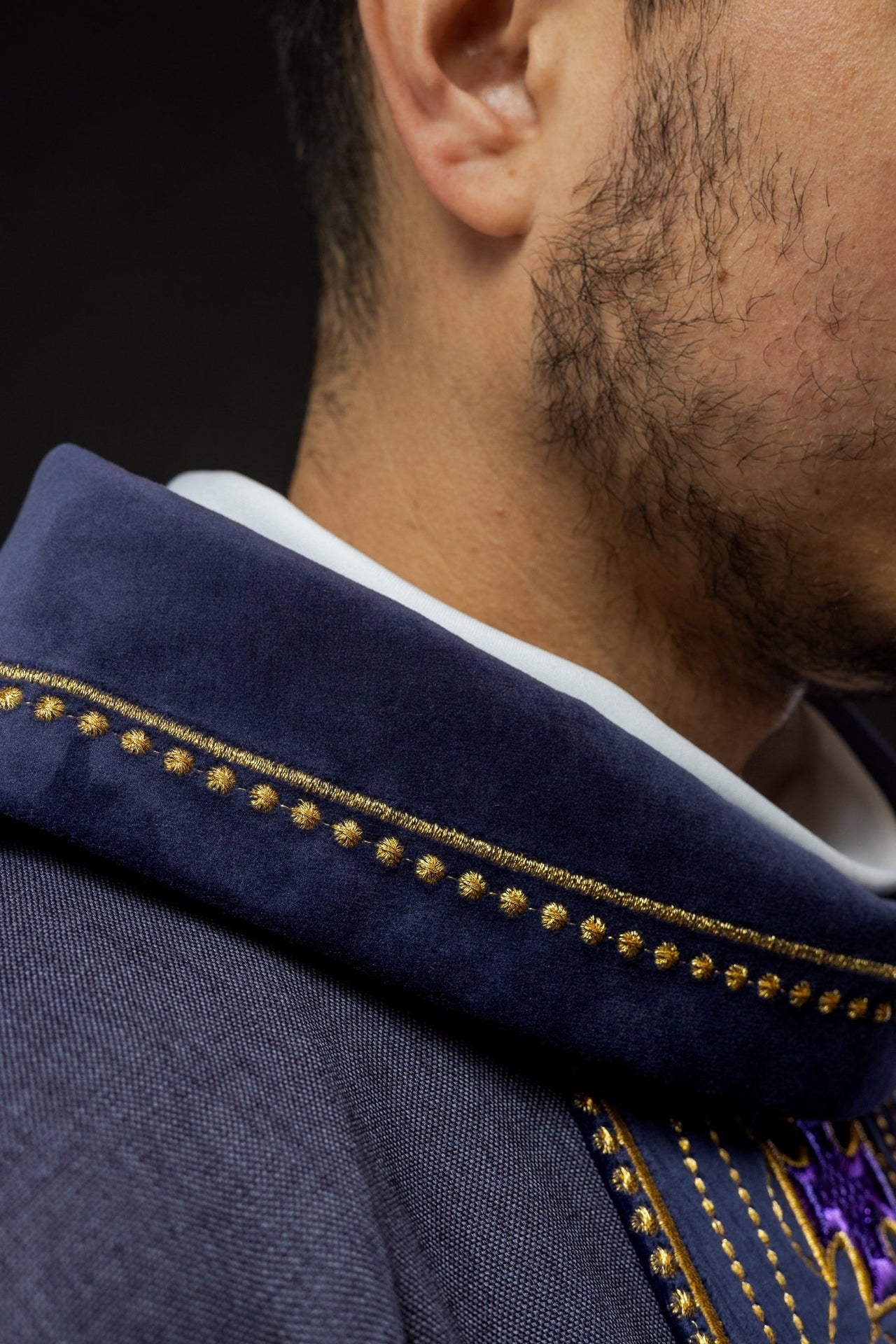 Ornat liturgiczny z bogato zdobionym pasem w krzyże w kolorze fioletowym