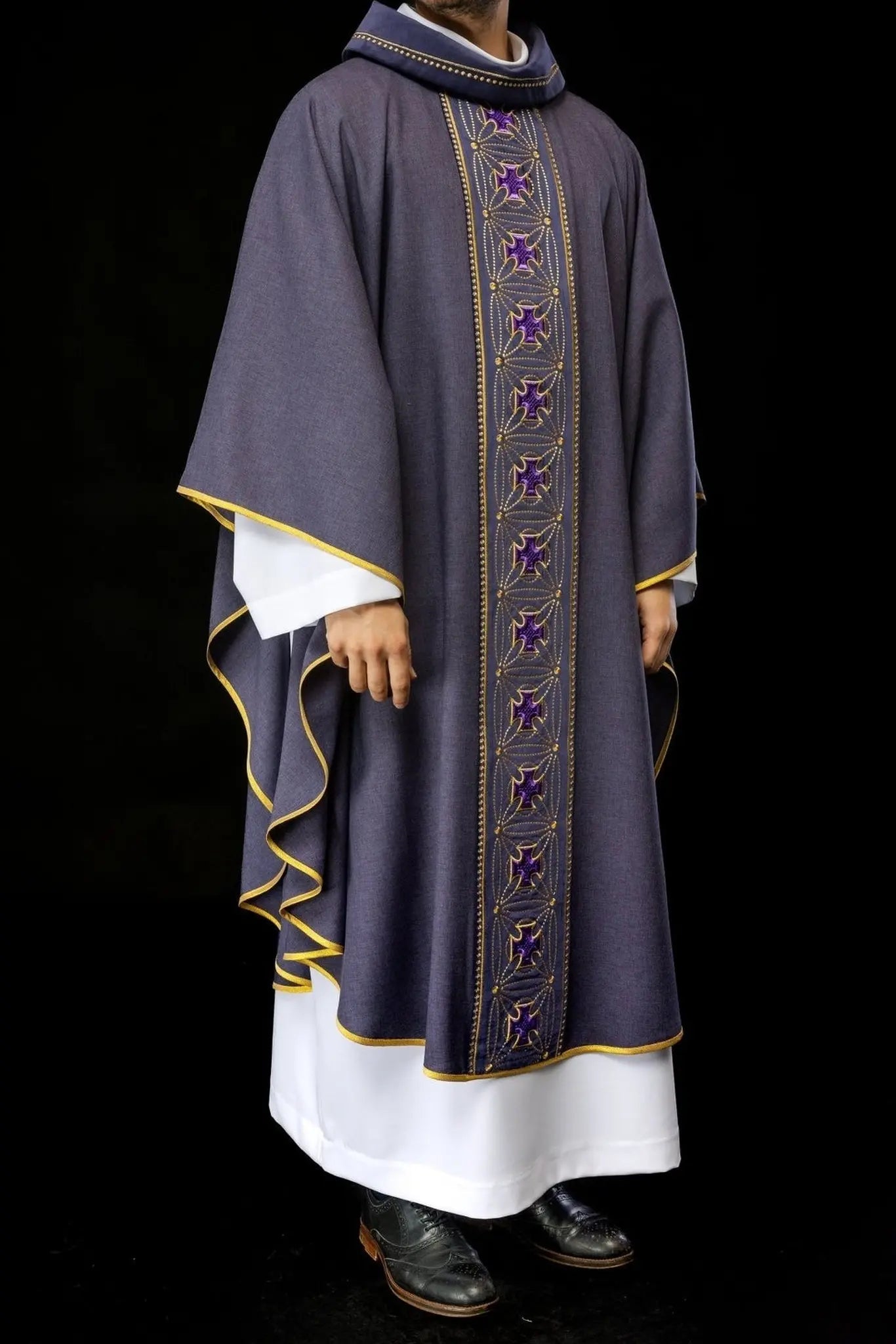 Casulla litúrgica con cinturón ricamente decorado con cruces en color púrpura