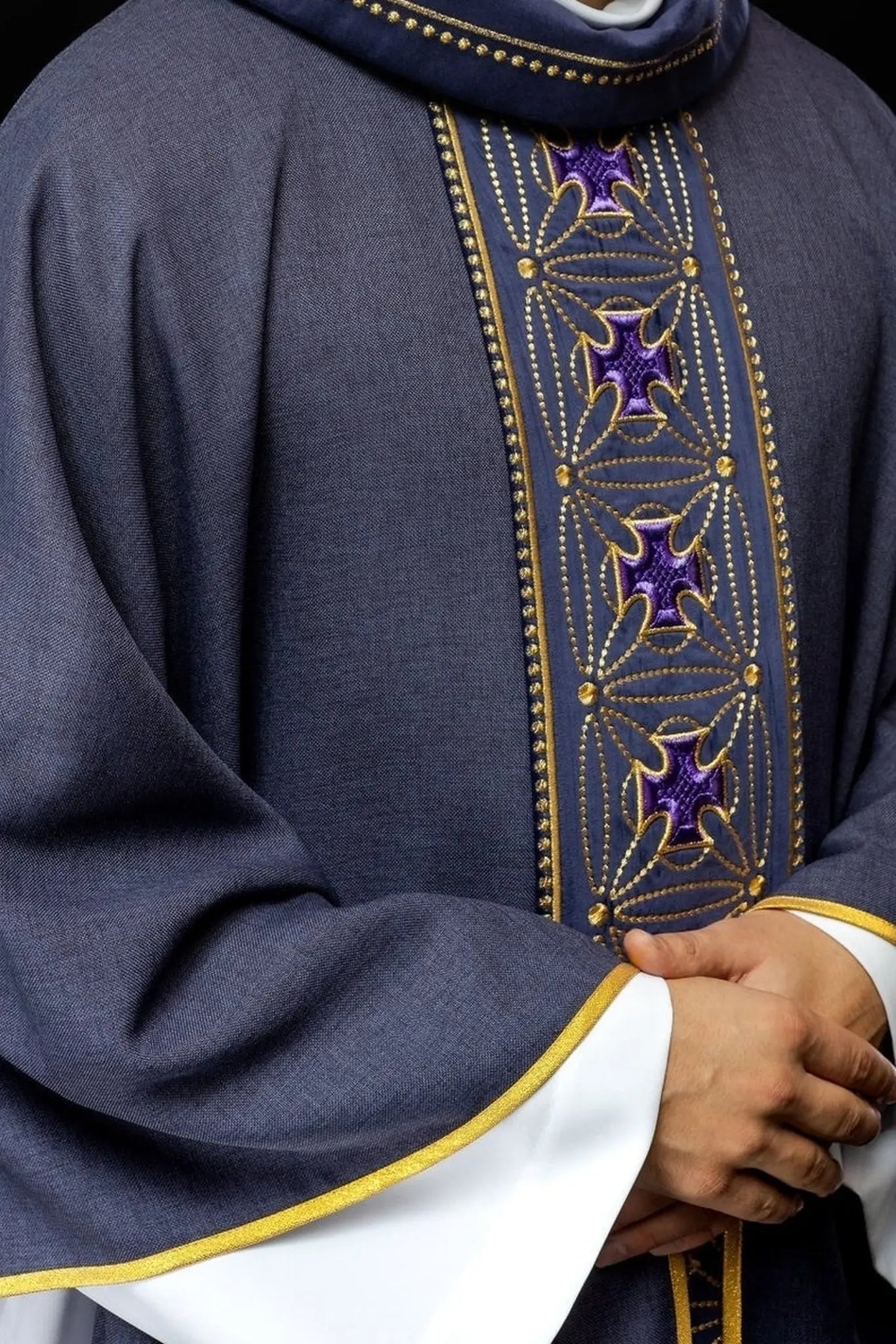 Casulla litúrgica con cinturón ricamente decorado con cruces en color púrpura